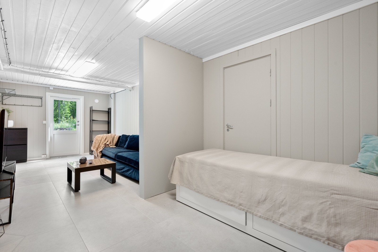 Romslig hybeldel med egen inngang utenfra. Galleribilde