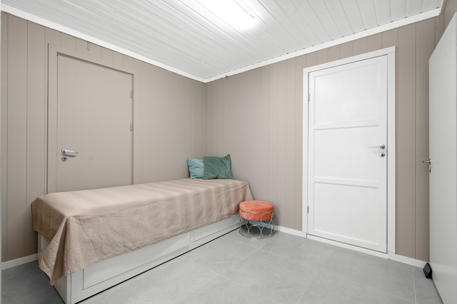 Oppholdsrom med velegnet plass til sofa, mediemøblement, garderobeskap og seng. Galleribilde