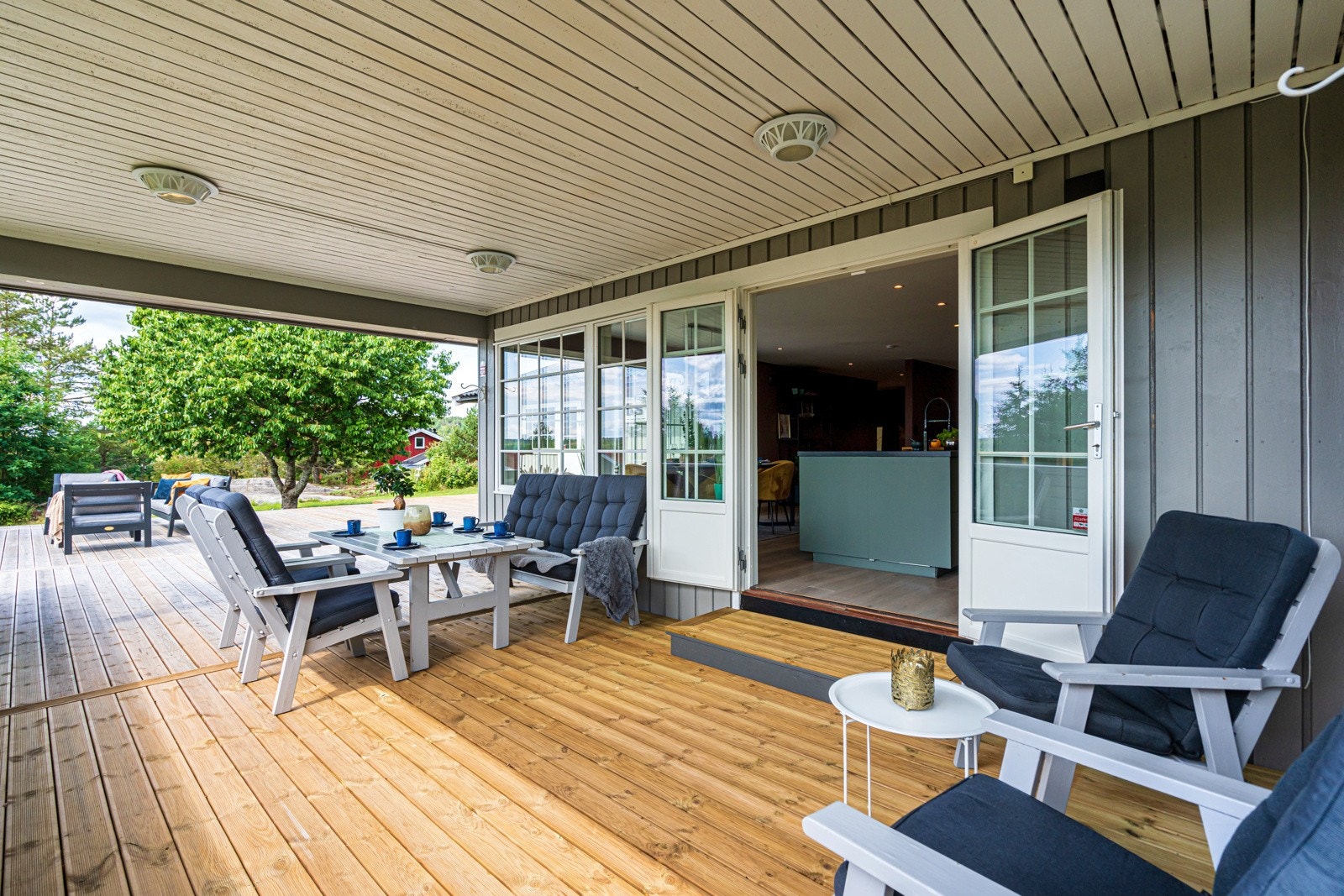 Fra stue og kjøkken er det utgang til terrasse på hele 120 kvm! Galleribilde