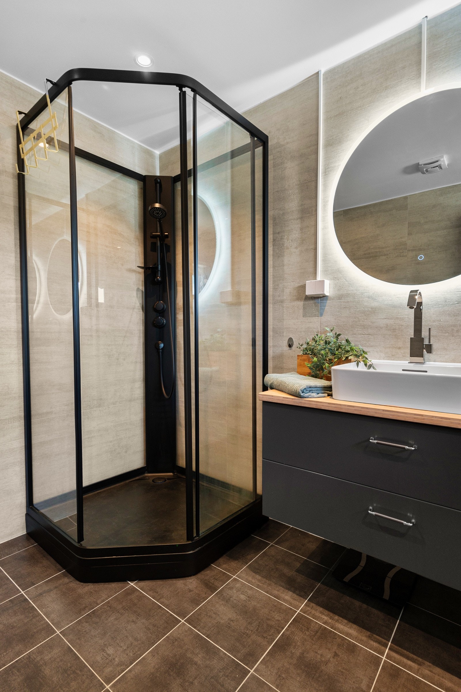 Badet er helfliset med vannbåren gulvvarme. Malt tak med downlights. Galleribilde