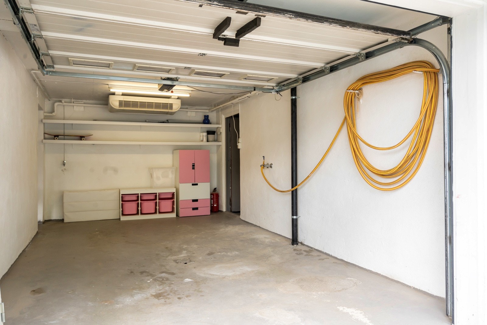 Integrerte garasjer og parkering på eiendommen. Varmepumpene på eiendommen bruker overskuddsvarme til oppvarming av garasjene. Galleribilde