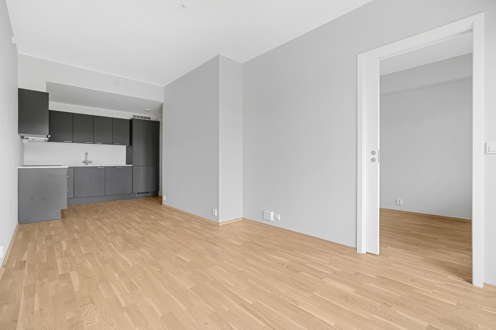 Stue- og kjøkkenløsningen har plass til sofakrok og spisebord. Galleribilde