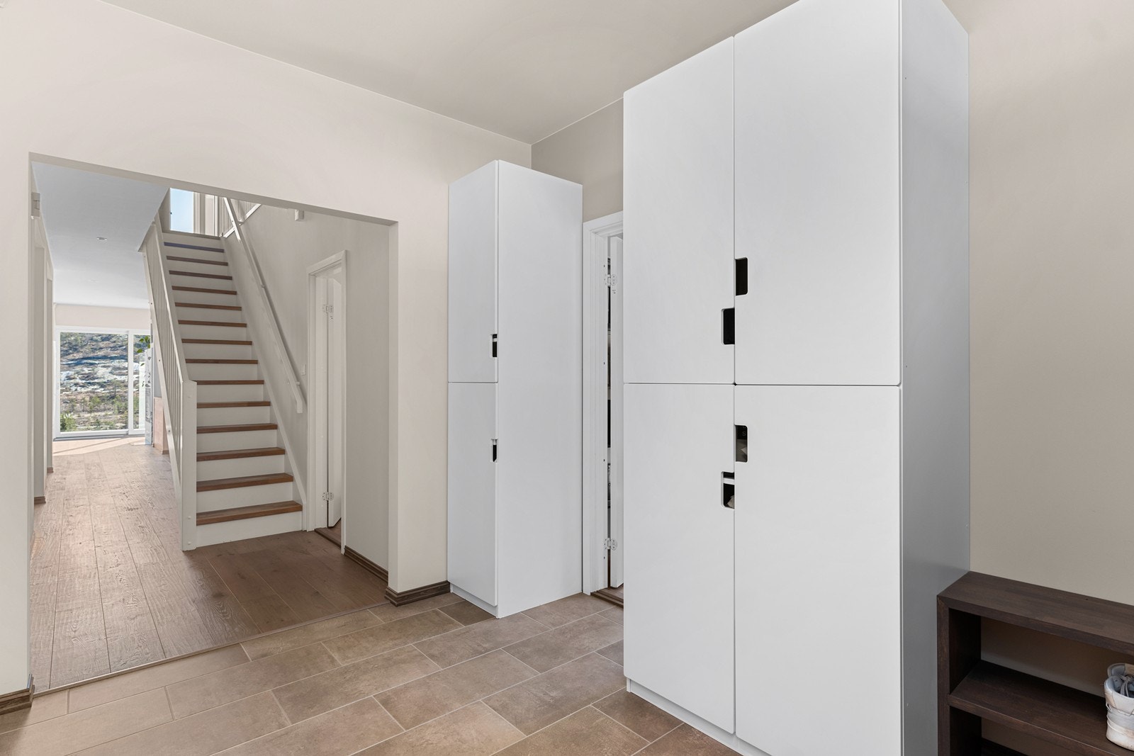 Åpent og luftig inngangsparti som ønsker deg velkommen. Galleribilde