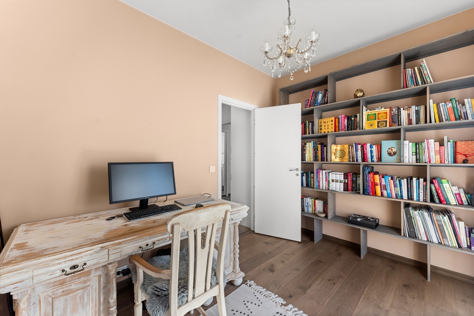 Bibliotek som kan bli soverom om ønskelig. Galleribilde