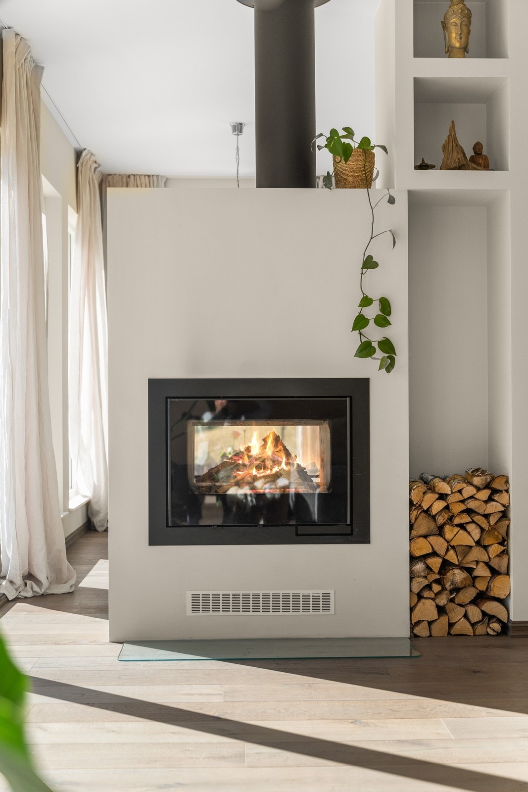 Peisen er gjennomgående til kjøkkenet. Galleribilde