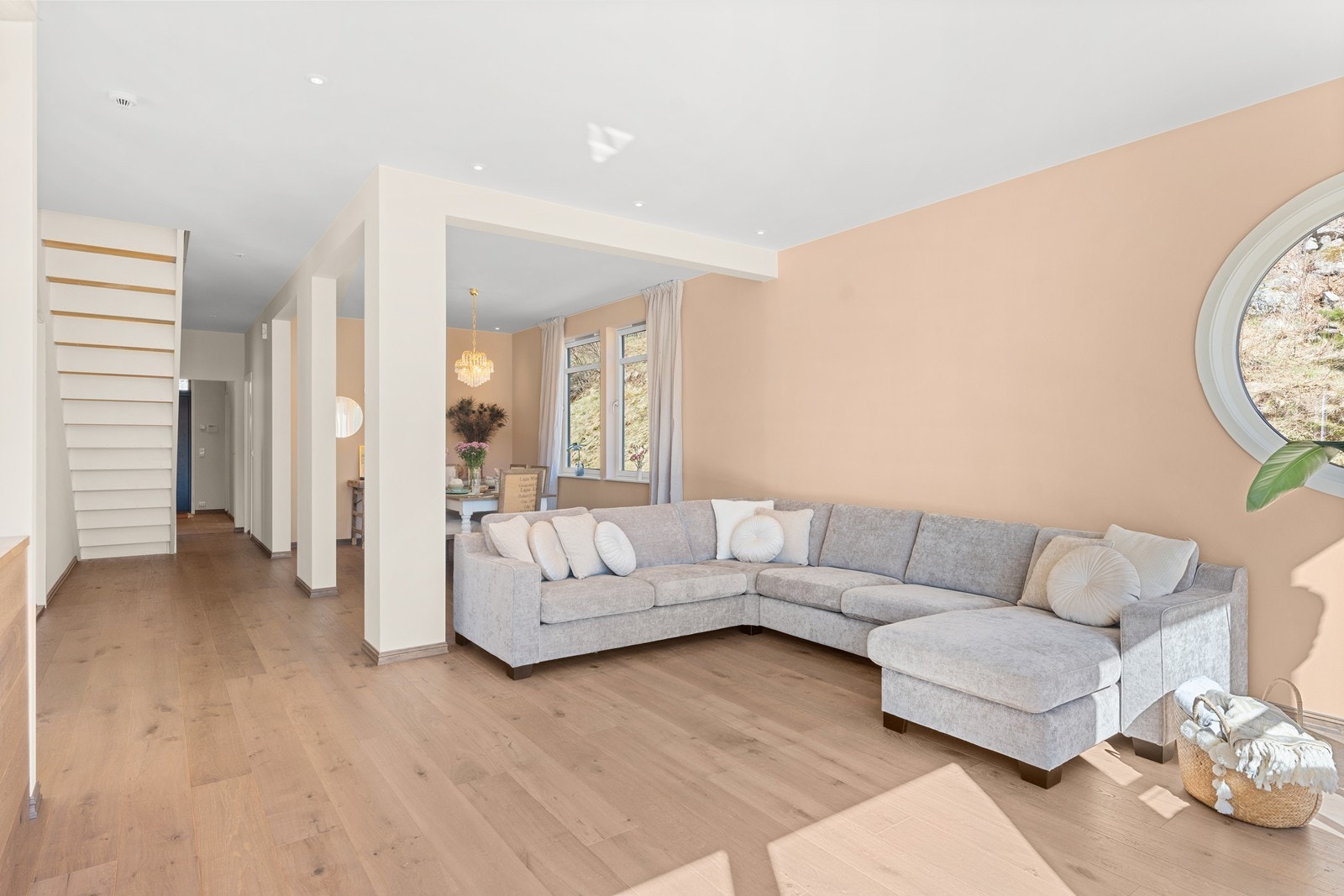 Fra stue mot spisestue. Galleribilde