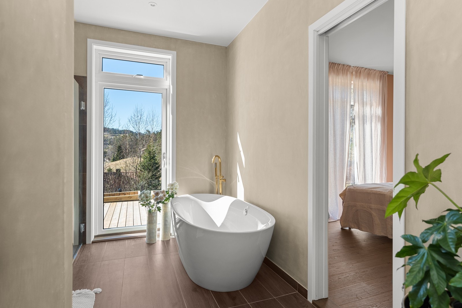 Stilig bad med adkomst til hovedsoverom. Galleribilde