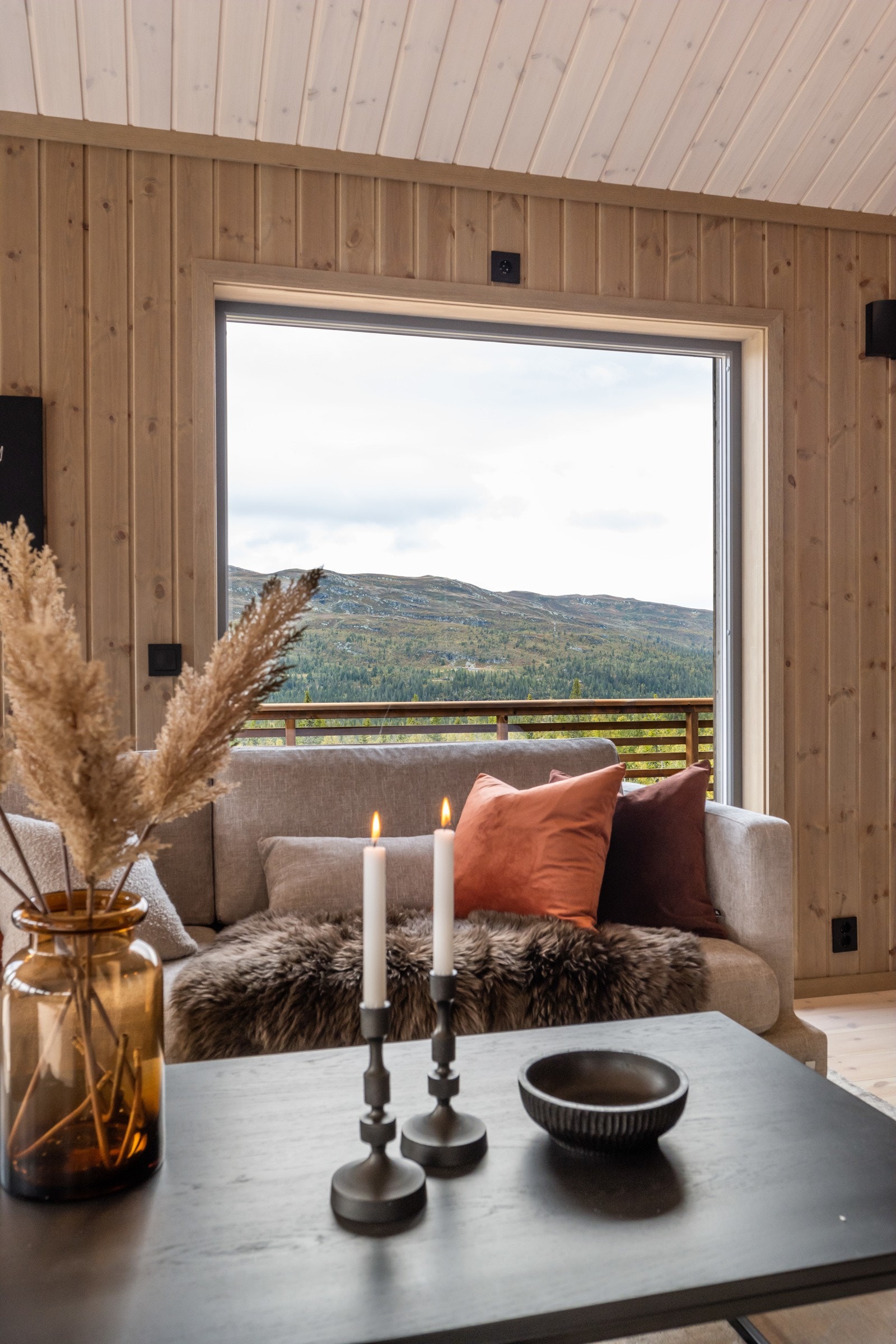 Innvendige overflater i himling er skyggepanel skrå furu 14x120, natur hvitlasert. Galleribilde