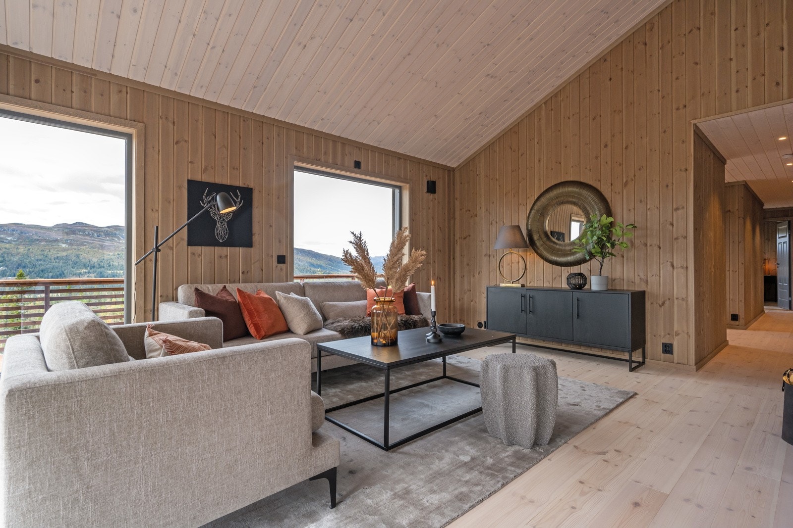 Utsikten er storslagen fra hytta, her ser du innover Synnfjellet, og du kan enkelt finne igjen topper som både Svartkampen og Høgkampen. Galleribilde