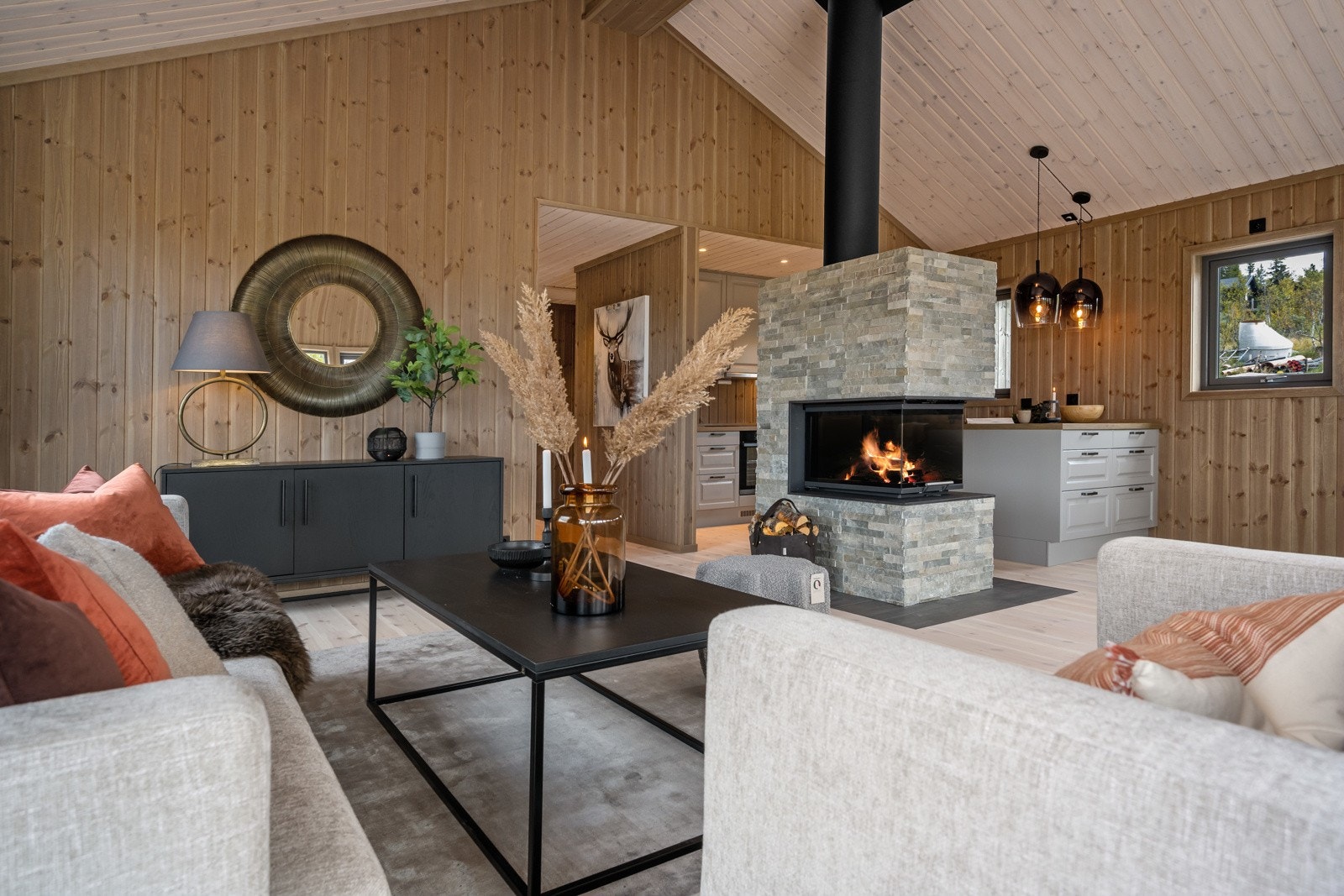 Innvendige overflater på vegg er skyggepanel skrå furu 14x120mm, drivved. Galleribilde