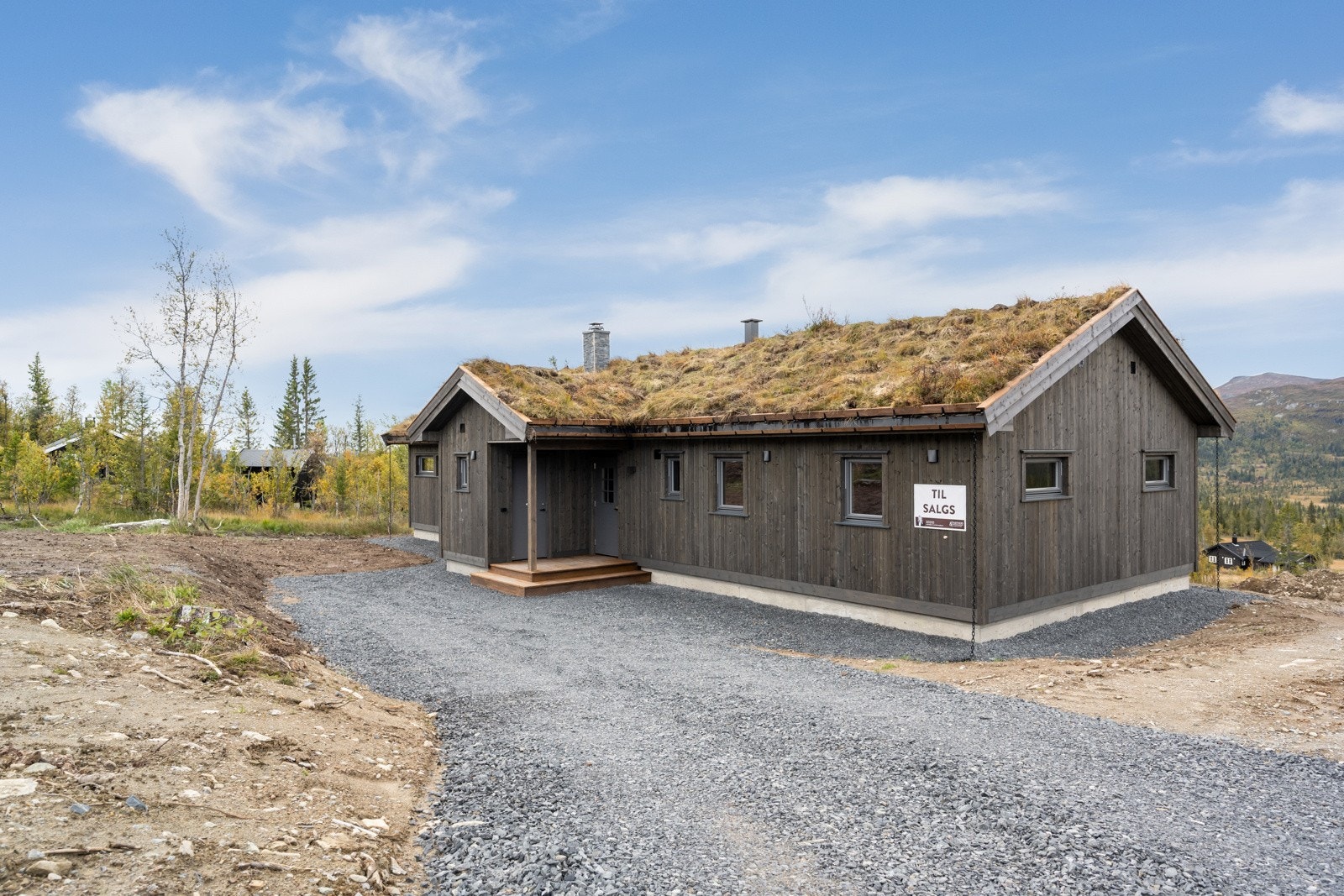 Enkel adkomst til hytta, sommer som vinter. På venstre side av hytta så kan man sette opp et anneks eller garasje. Galleribilde
