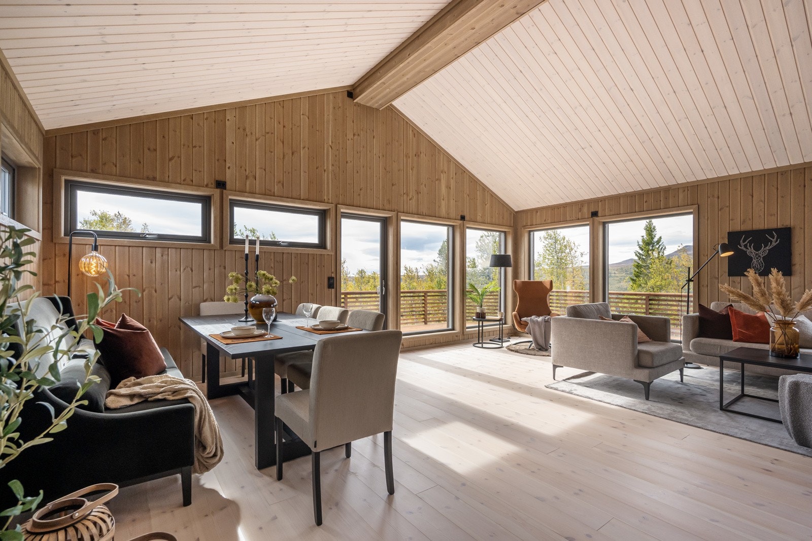 Store vindusfelt ut fra stue mot vest, noe som gir gode solforhold og slipper godt med dagslys inn i stue/kjøkken. Galleribilde