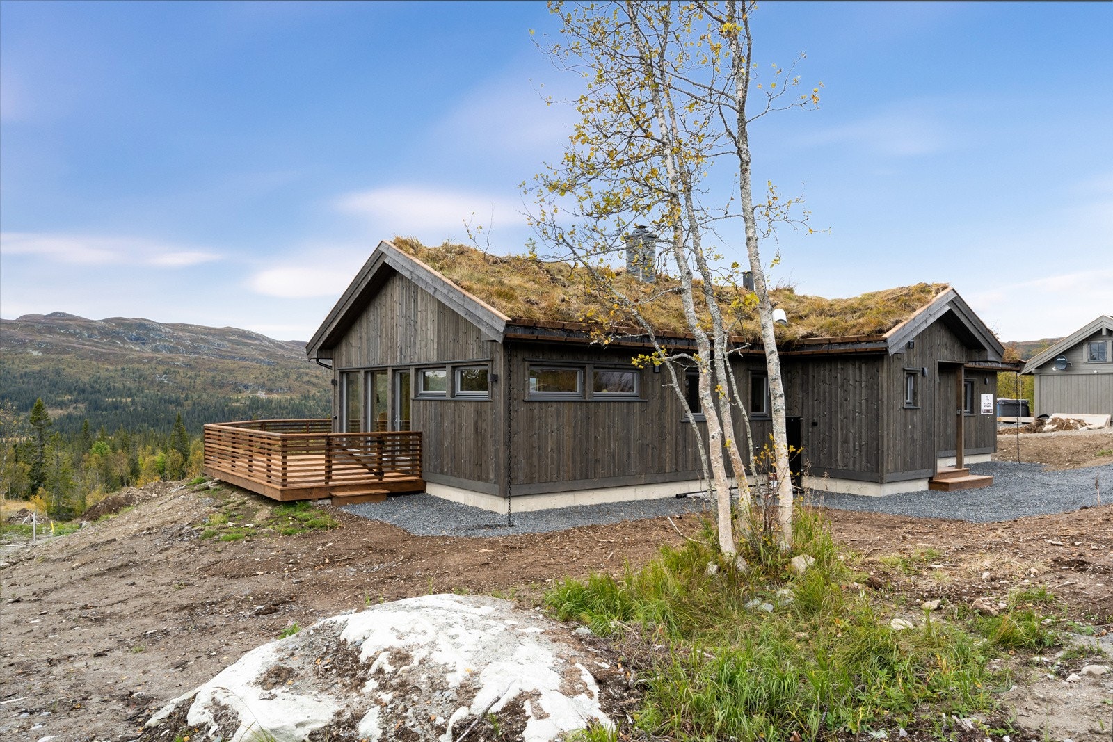 Fritidseiendommen ligger i Synnfjellet etter Klemosætervegen med meget gode solforhold Galleribilde