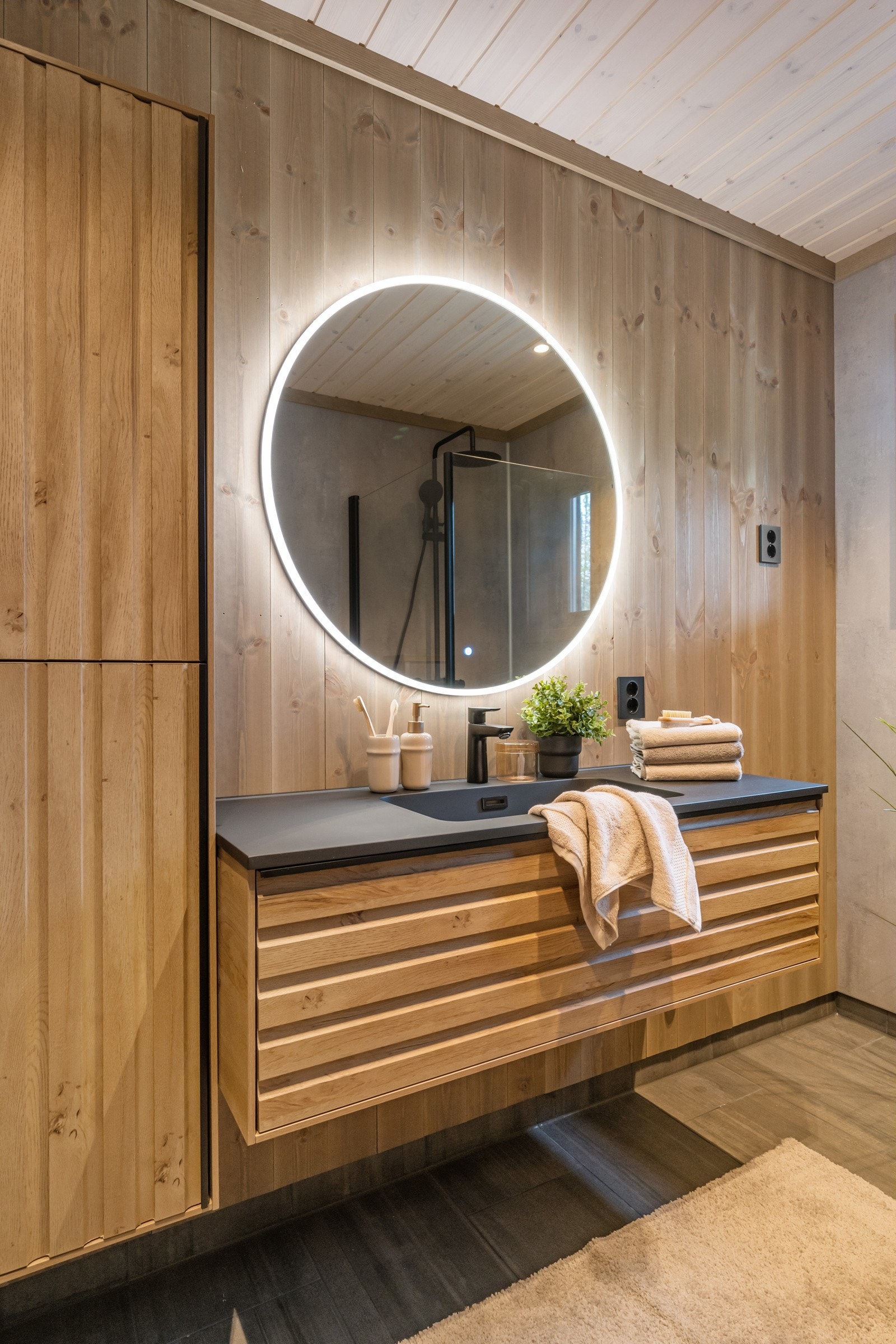 Badet har et trendy speil med innebygget lys i ytterkanten. Galleribilde