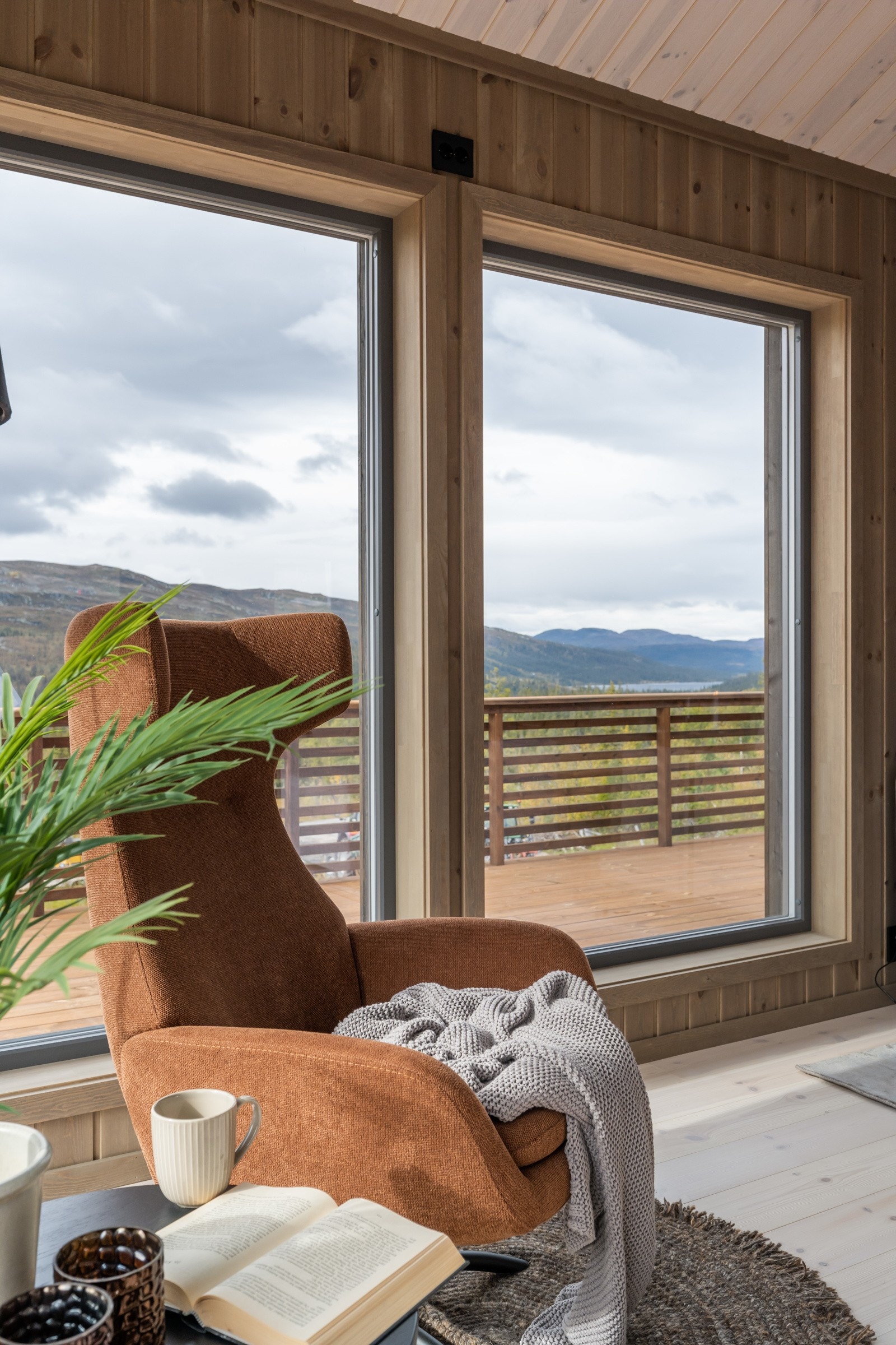 Her er det bare å nyte omgivelsene og utsikten til fjellet Galleribilde