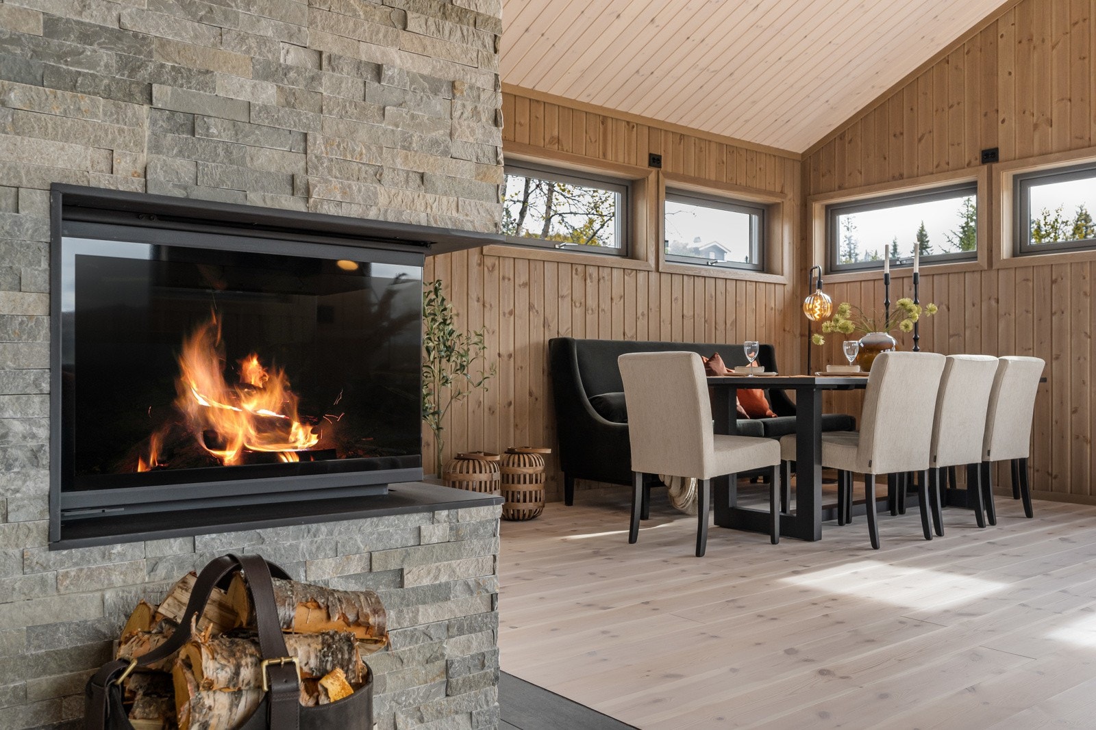 Midt i rommet finner du den flotte peisovnen fra Scan Galleribilde