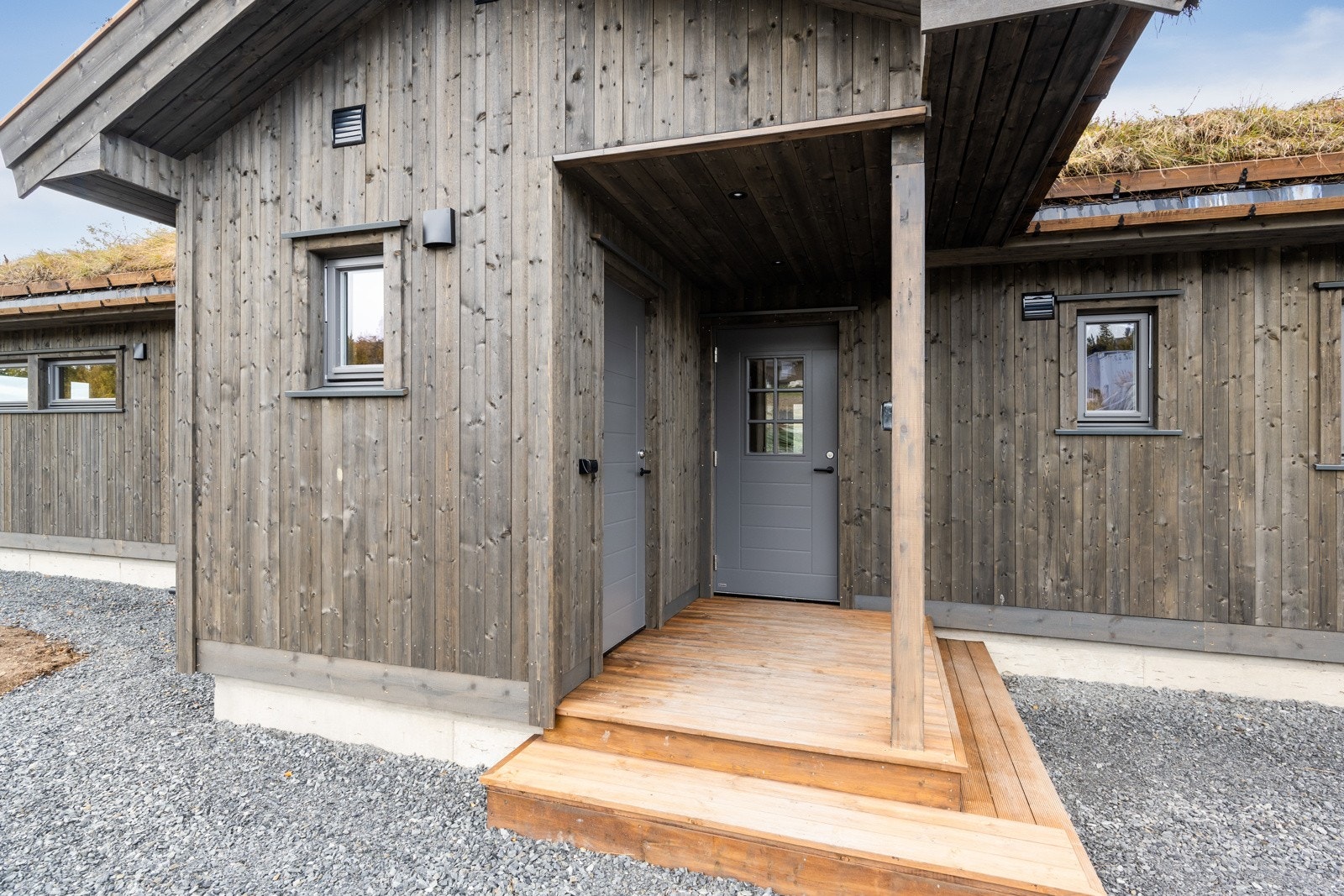 Inngangspartiet til hytte er overbygd Galleribilde