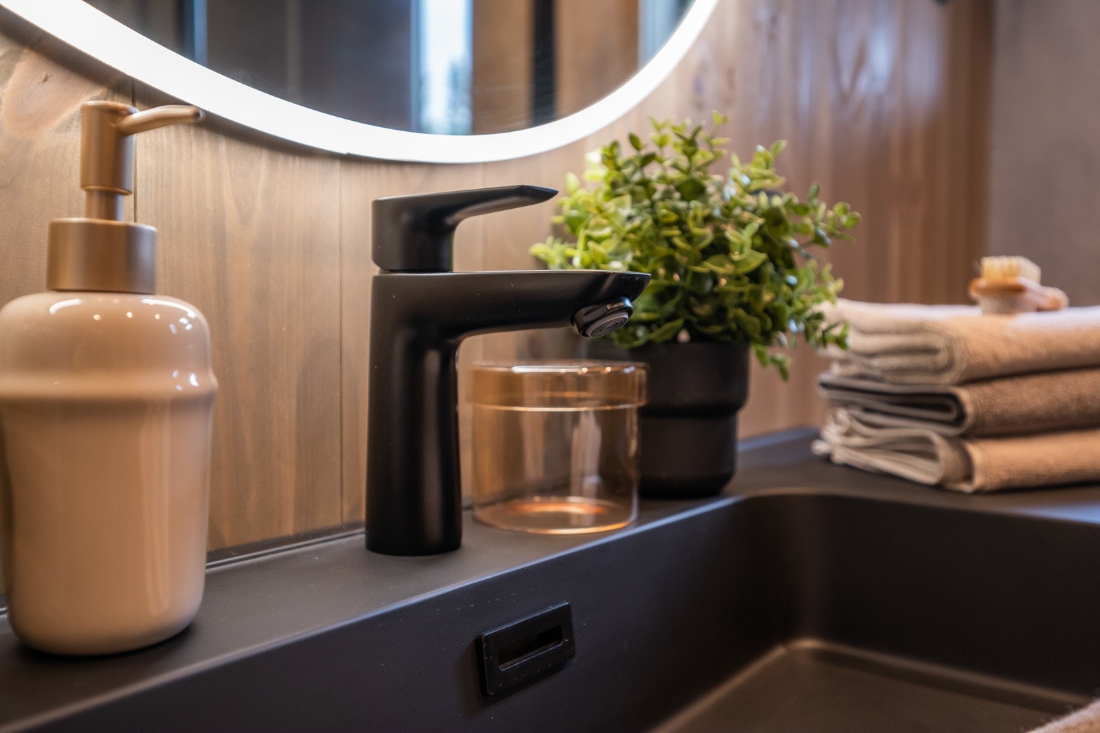 Lekre, sorte detaljer på begge badene Galleribilde