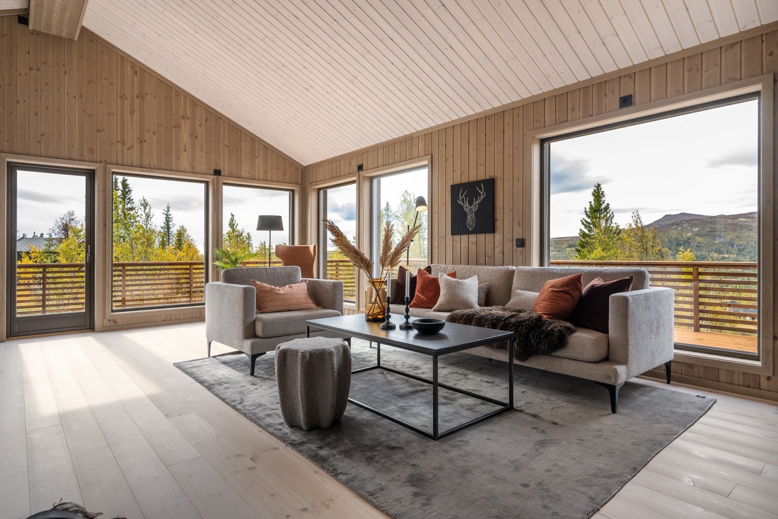 Innvendige overflater gulv er furugulv 25 x160mm, børstet olje frost. Galleribilde