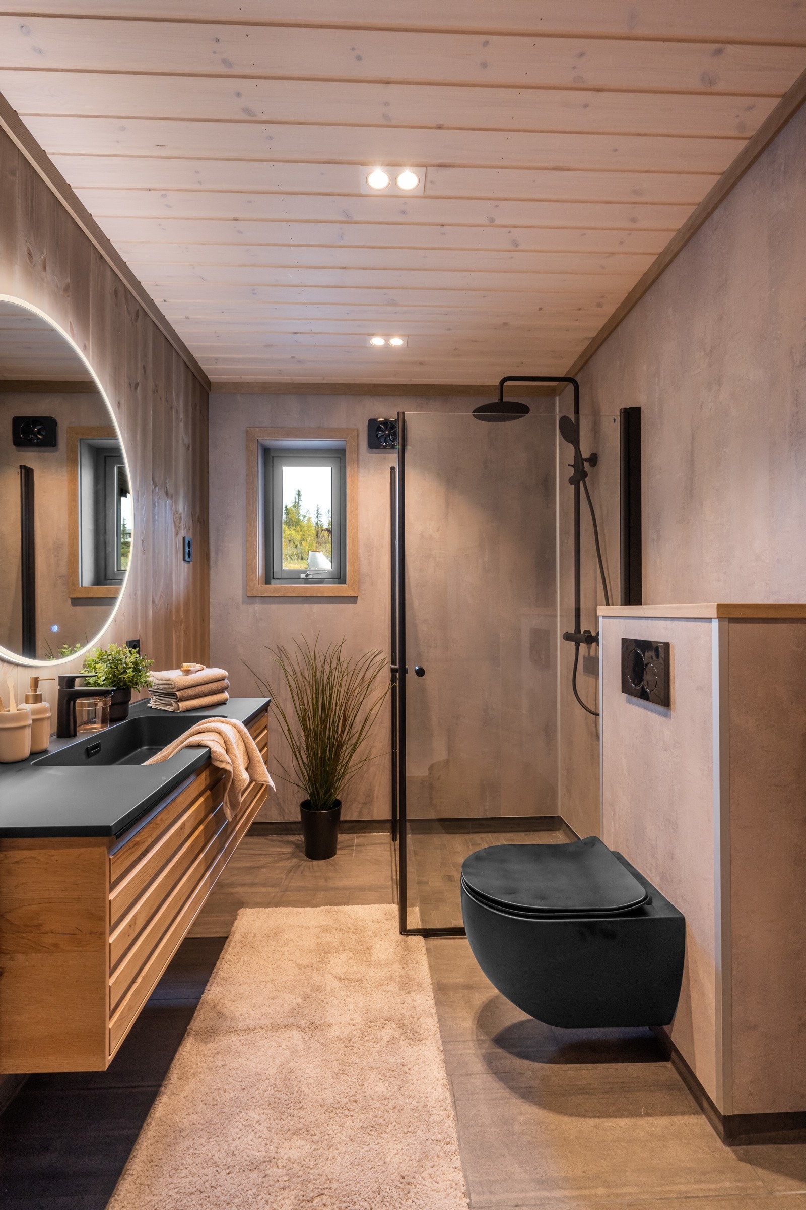 Hytta har to lekre bad, begge med fliser på gulv og lekker innredning. Galleribilde