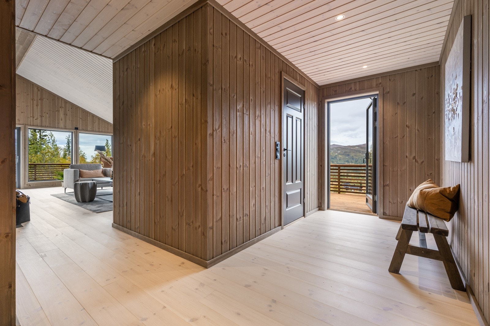 Hytte varmes med strøm og ved. Det er varme i alle gulv, med unntak av soverommene som har panelovner Galleribilde