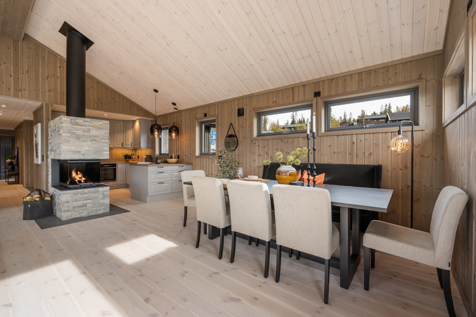 Her er det god plass til å samle venner og familie til hyggelige måltider Galleribilde