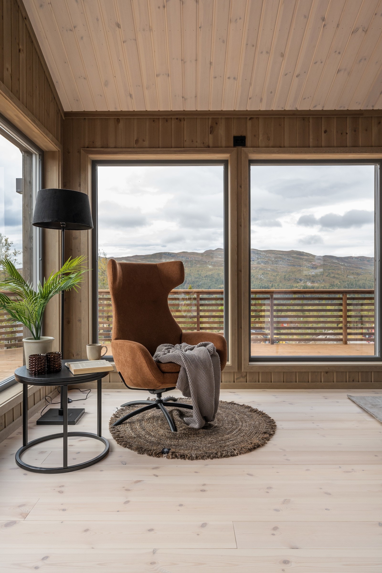 Stuen er romslig og har mange fine innredningsmuligheter, samt plass til flere oppholdssoner Galleribilde