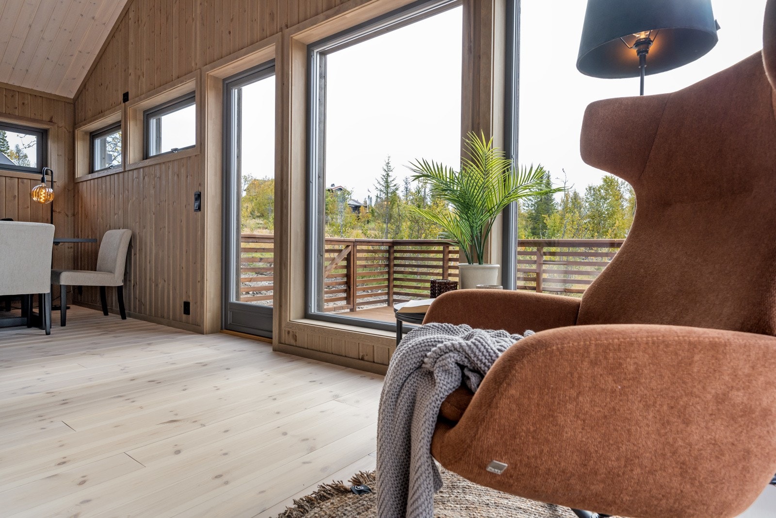 Utgang til stor terrasse fra stue/spisestue, samt fra hallen Galleribilde