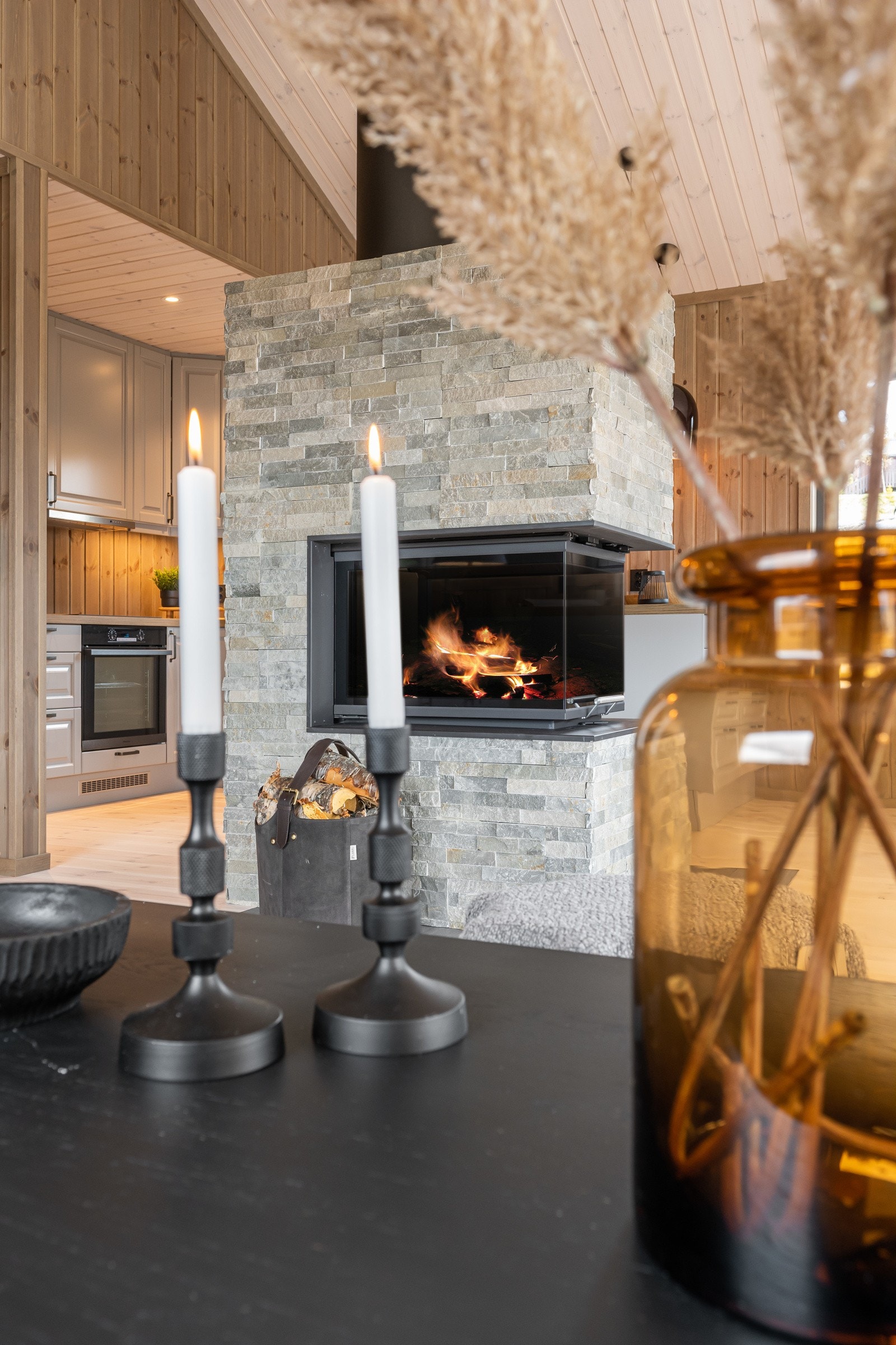 Peisen plassering i rommet sørger for en naturlig avgrensning inn mot kjøkkenet. Galleribilde