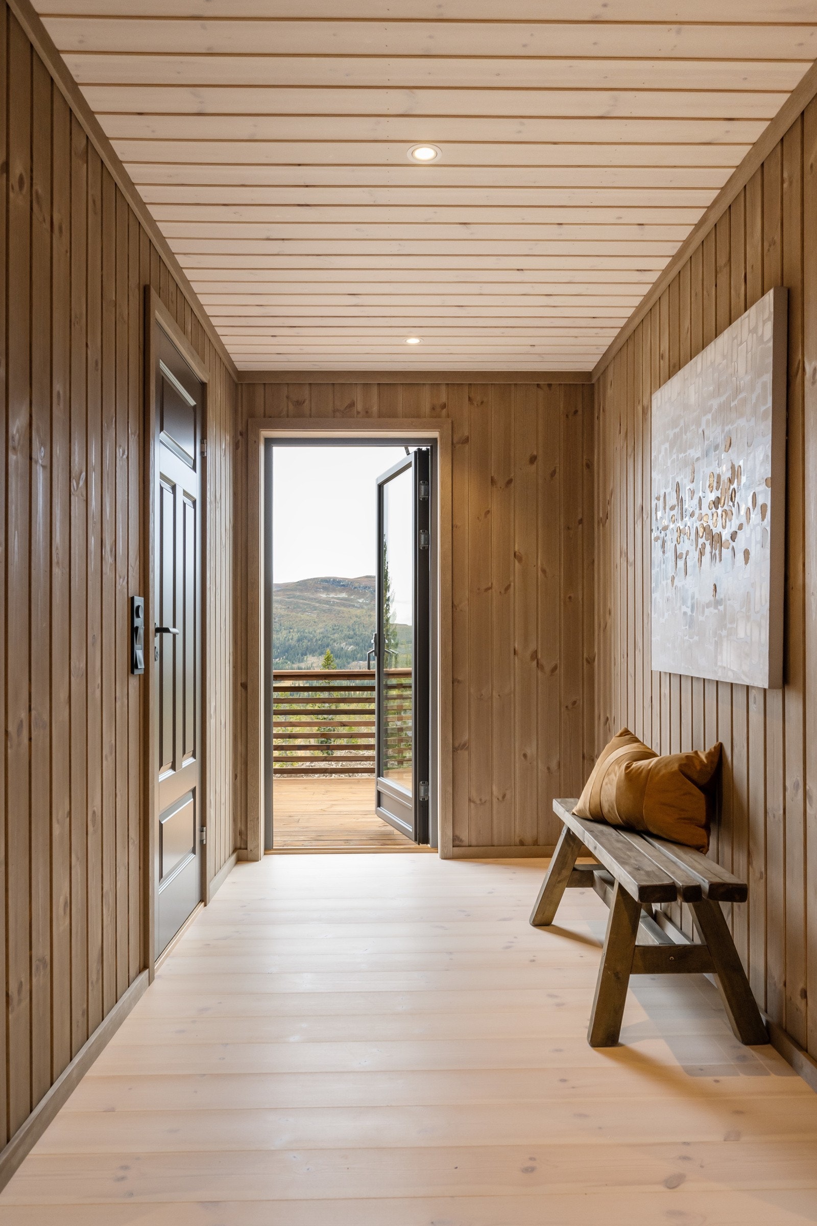 Fra hallen har du utgang direkte til den store solfylte terrassen. Galleribilde