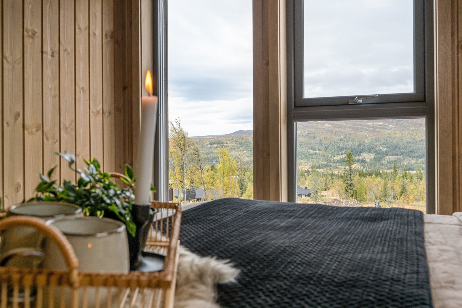 Morgenkaffen kan med glede nytes i sengen med denne flotte utsikt fra soveromsvinduene Galleribilde