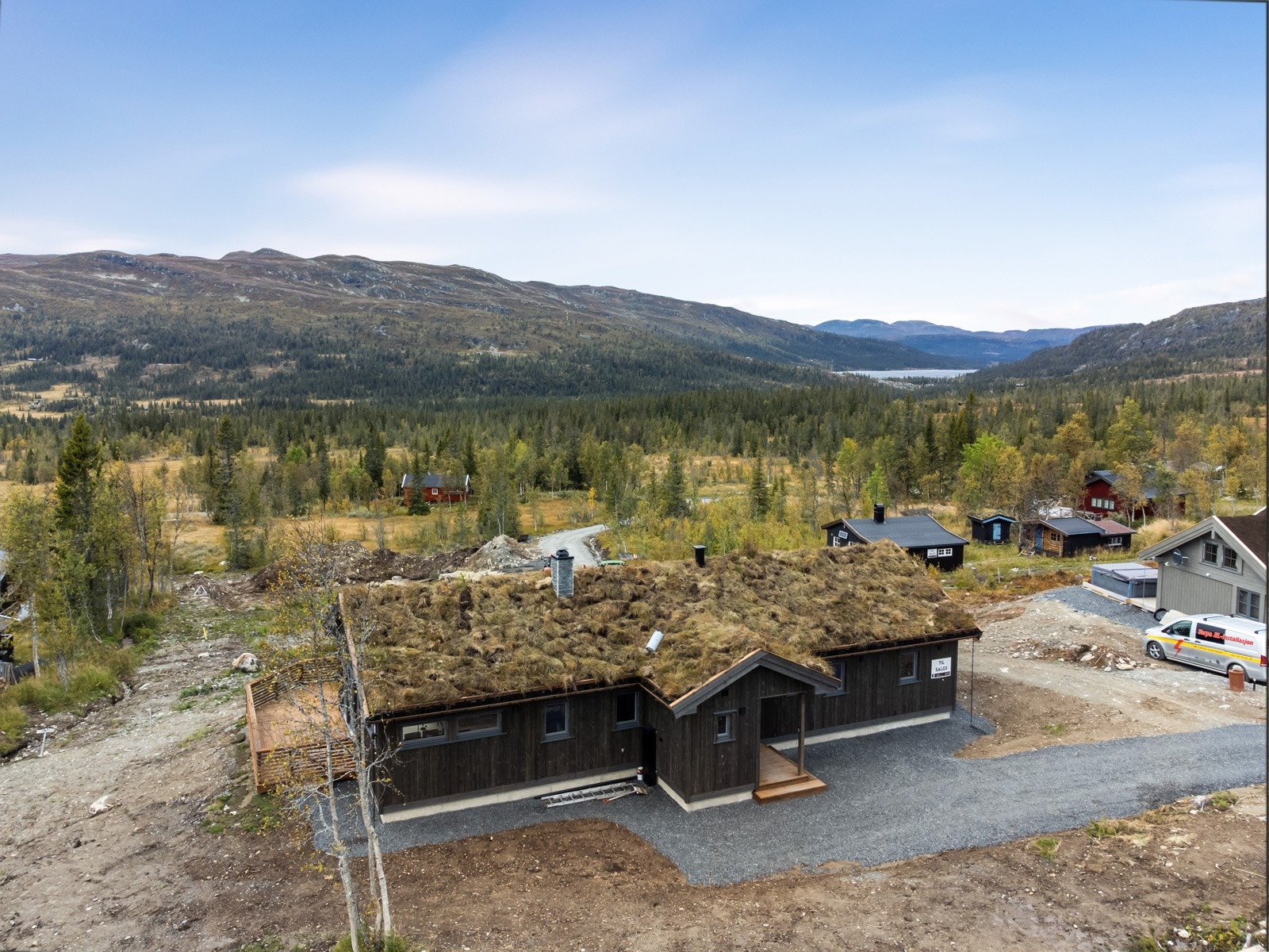 Utsikten er flott, og til høyre i bildet ser man Synnfjorden. Galleribilde