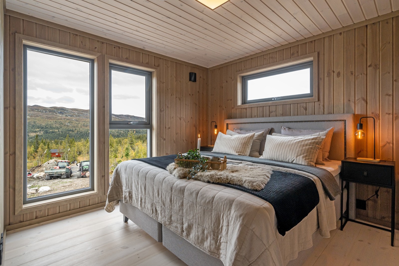 Det er totalt fire gode soverom i hytta, dette soverommet kan også brukes som en ekstra tv-stue. Galleribilde