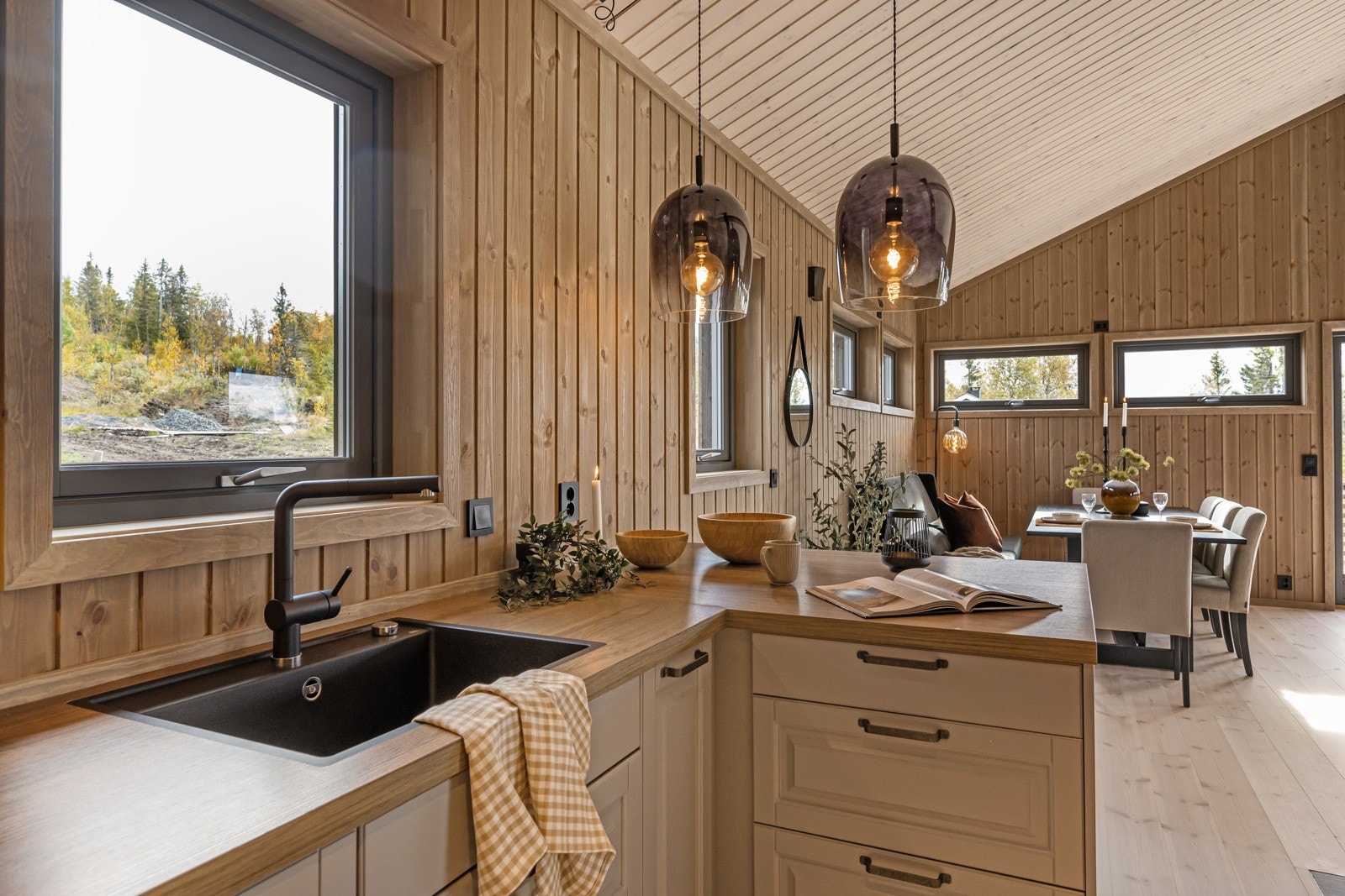 Hytta holder høy standard med 4 soverom, romslig stue med åpen kjøkkendel, to romslige bad hvorav et av badene har badstue, i tillegg har du vaskerom/teknisk-rom Galleribilde