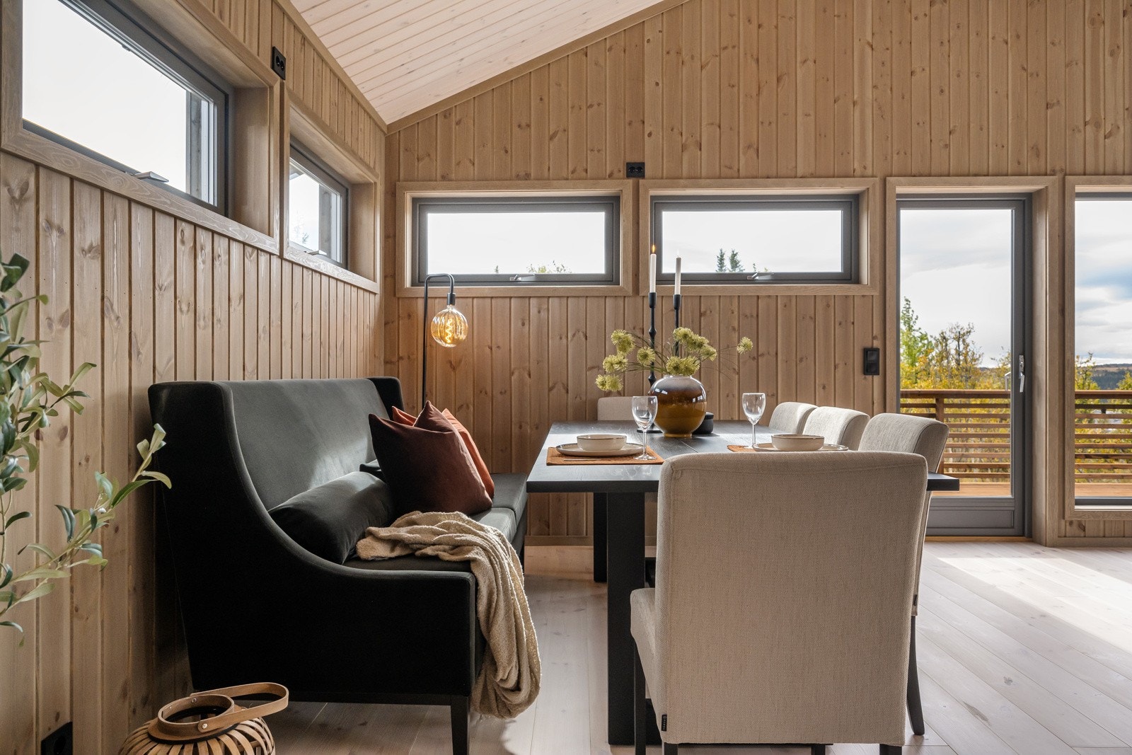 Lysinnslipp fra tre sider skaper masse naturlig lys og sørger for den rette hyttefølelsen. Galleribilde