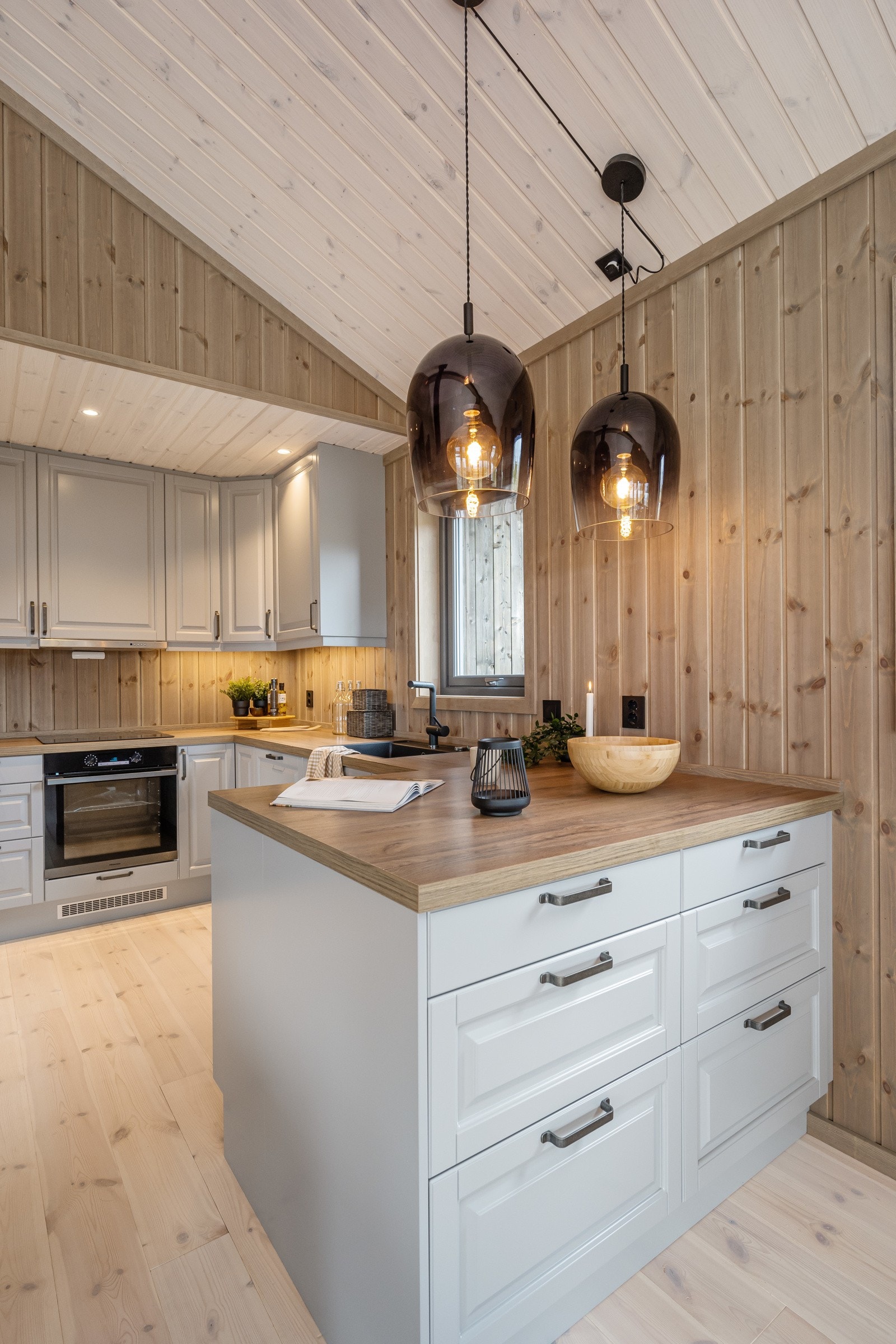 Praktisk halvøy mellom kjøkken og stue/spisestue Galleribilde