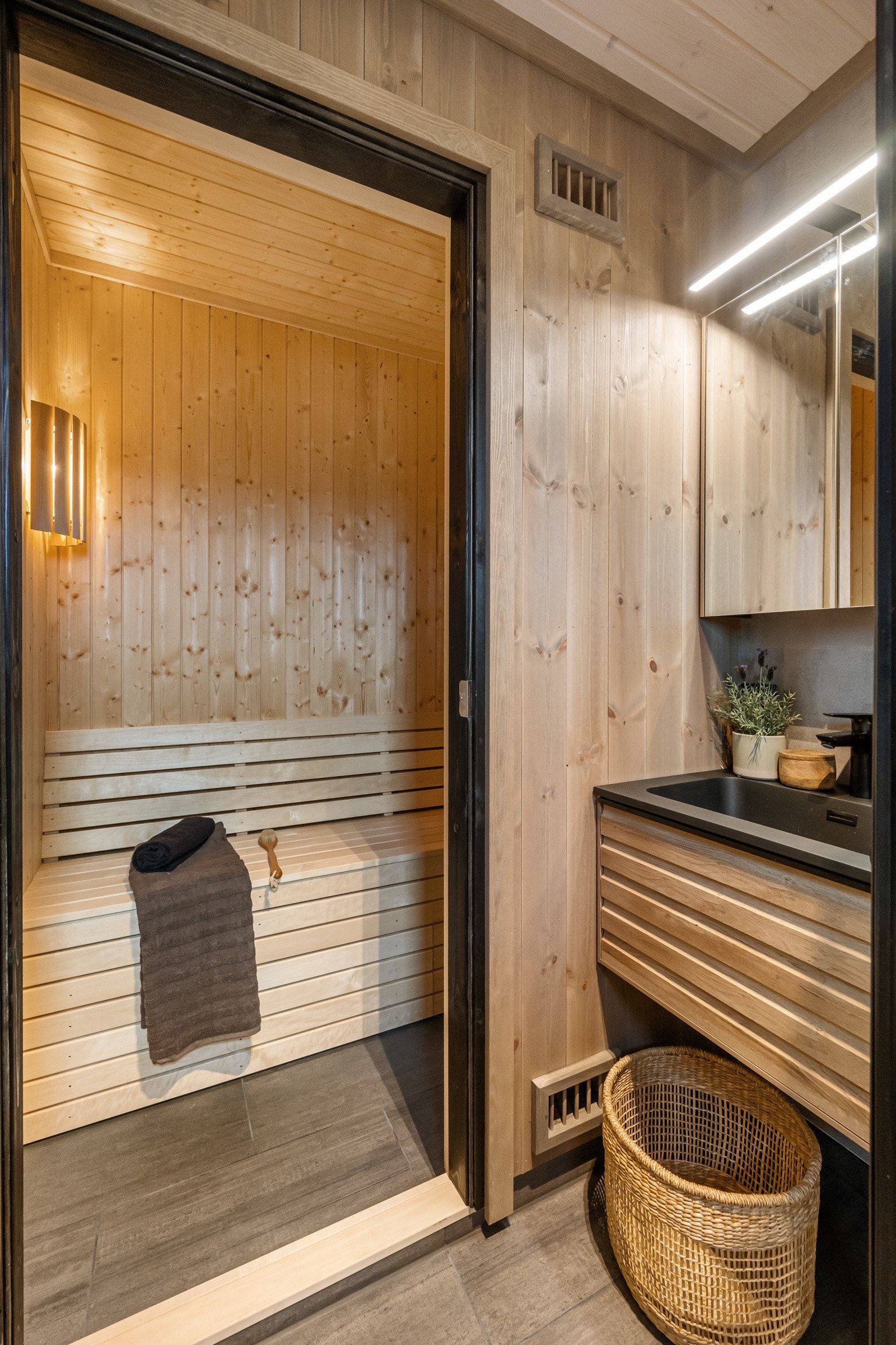 Badstue innenfor det andre badet som er deilig etter en lang skitur eller en dag ute i fjellet Galleribilde