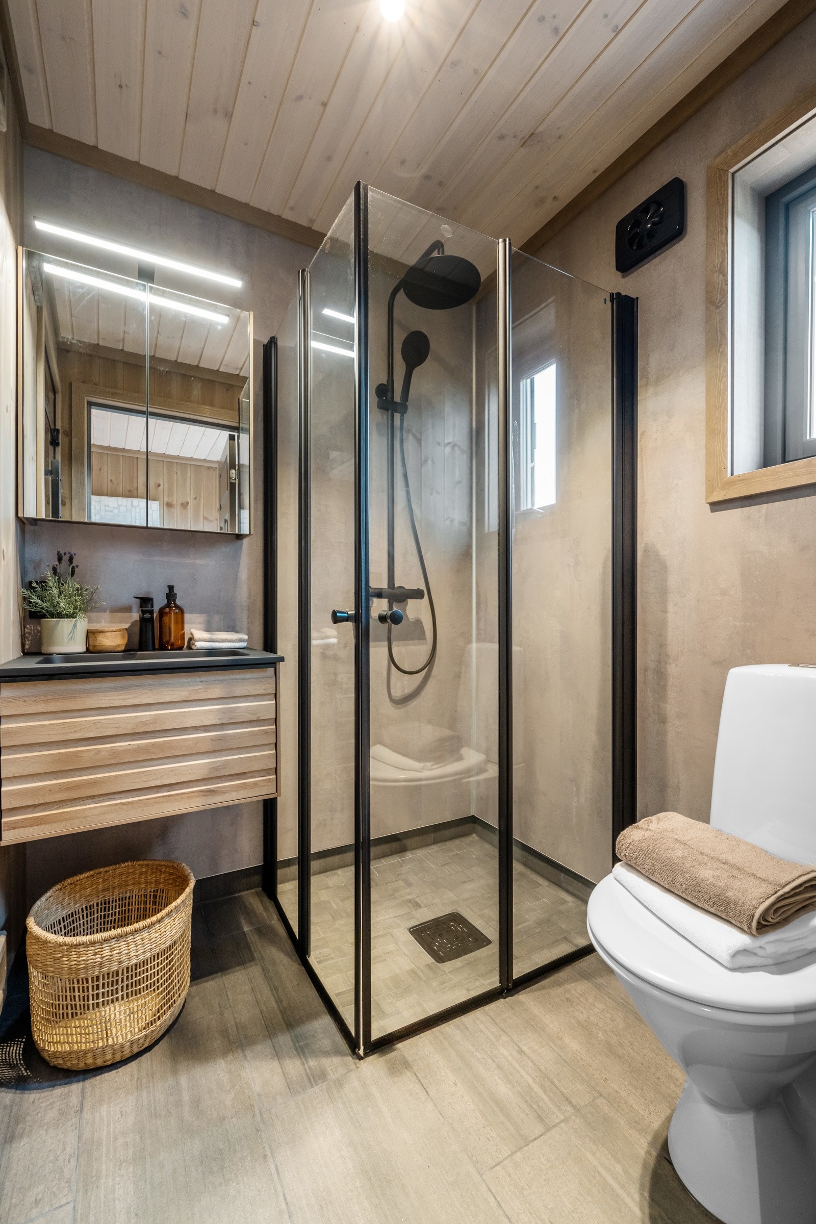 Bad nummer to har både toalett og dusj, i tillegg har du inngang til badstuen herfra. Galleribilde