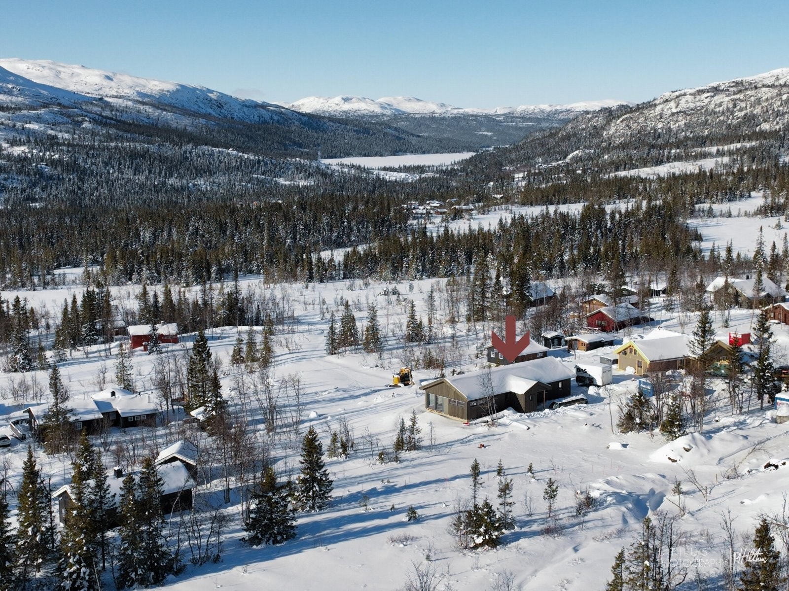 Oversiktsbilde av hyttefeltet, den aktuelle hytta ligger midt i bildet. Galleribilde