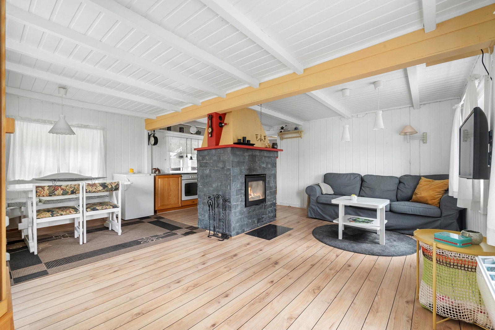 Stue/kjøkken utgjør sammen 27m². Gulvet ble etterisolert med 20 cm og lagt nytt skipsgulv. Galleribilde