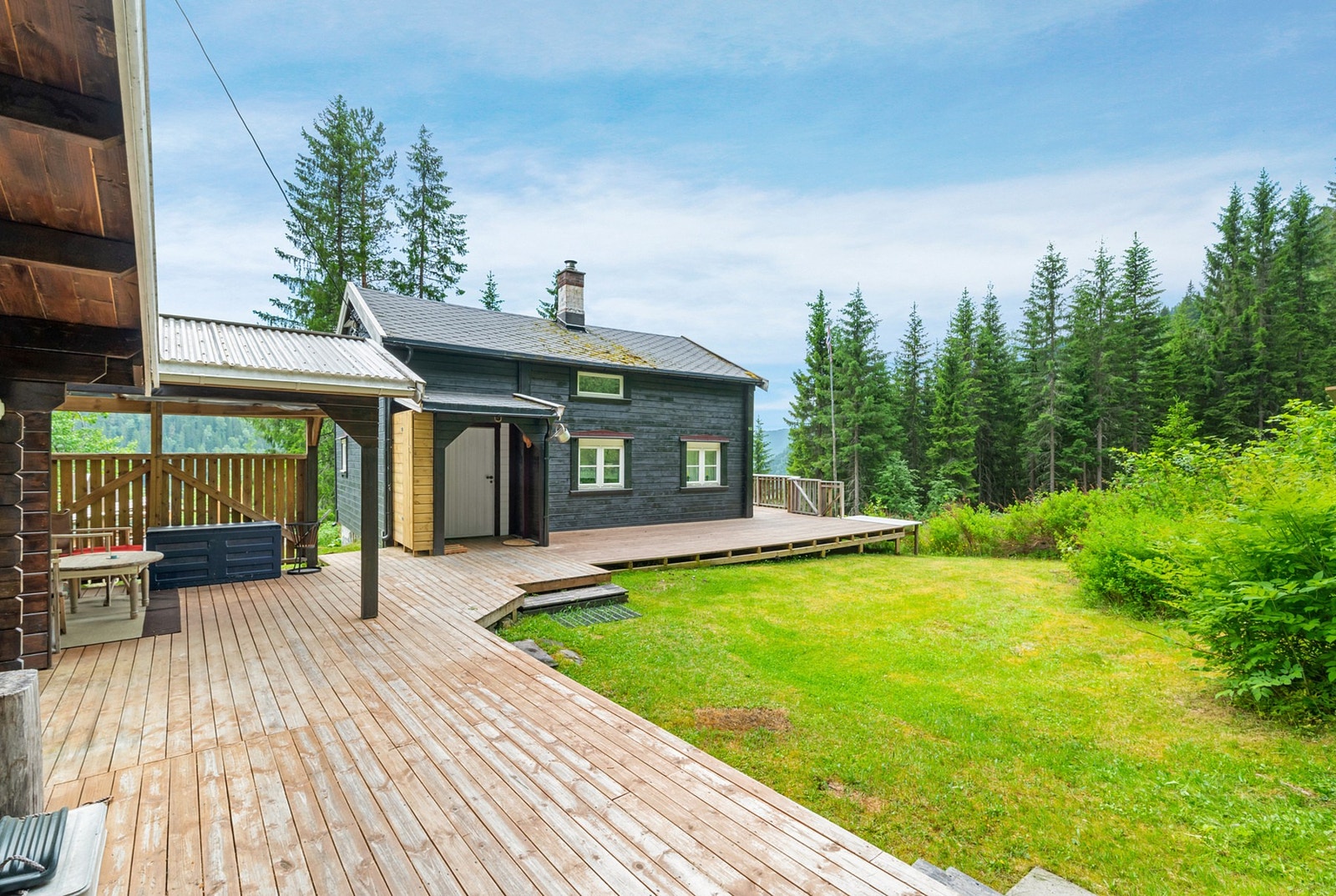 Terrassen strekker seg rundt hytta. Galleribilde