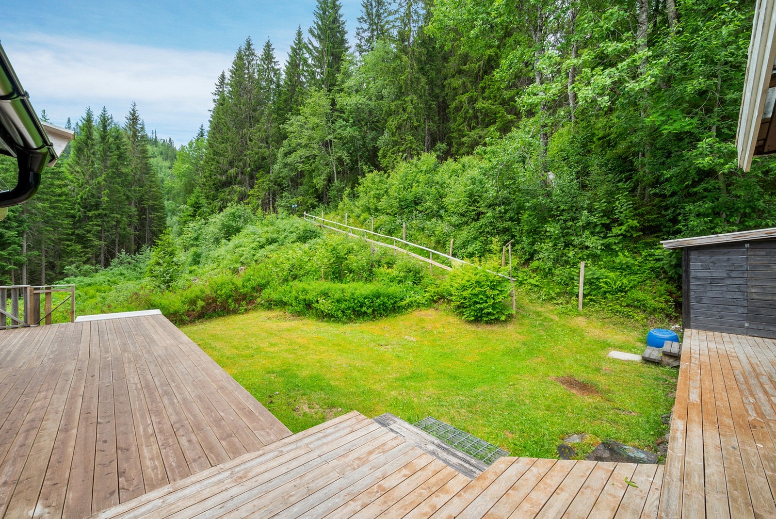 Utenfor består tomta av pent opparbeidet plen. Galleribilde