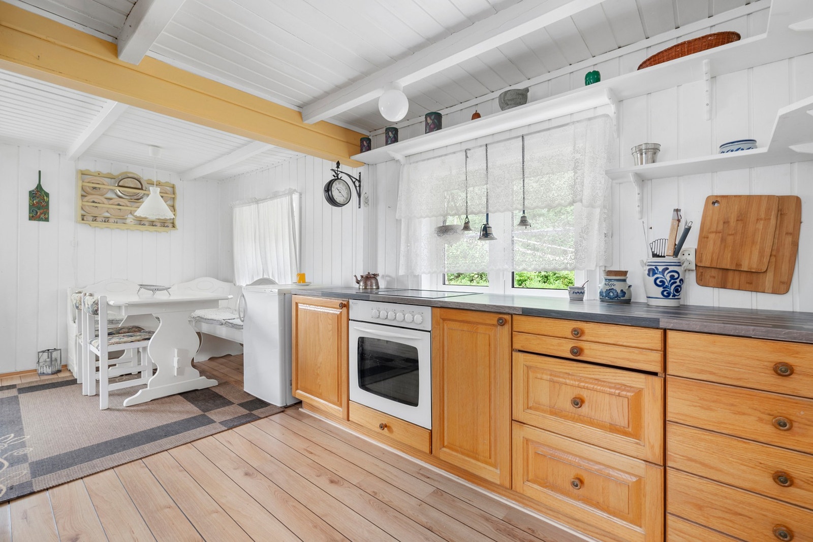 Kjøkkenet byr på rikelig med benke- og skapplass. Galleribilde