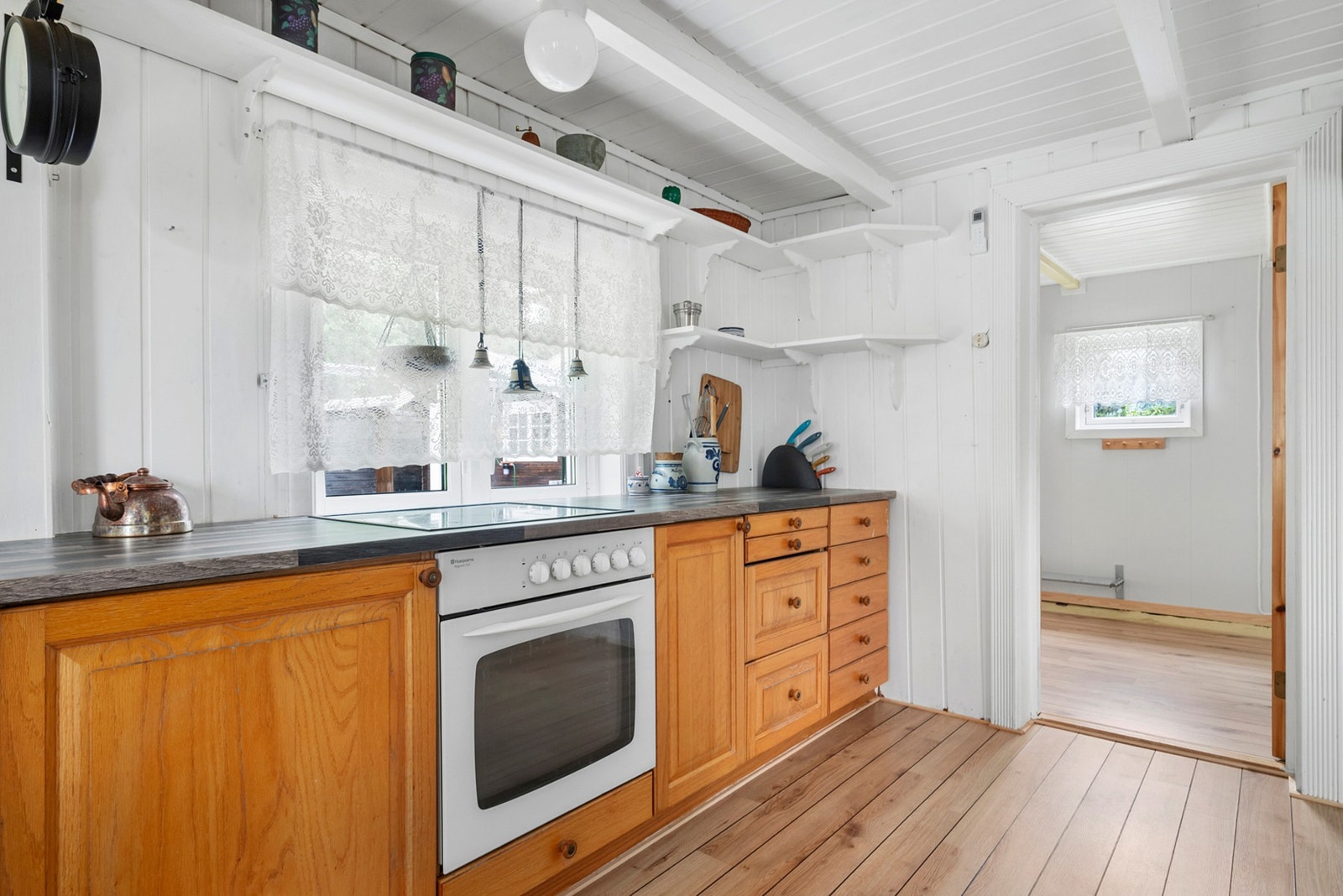 Fra stue/kjøkken er det utgang til terrassen, på begge sider. Galleribilde