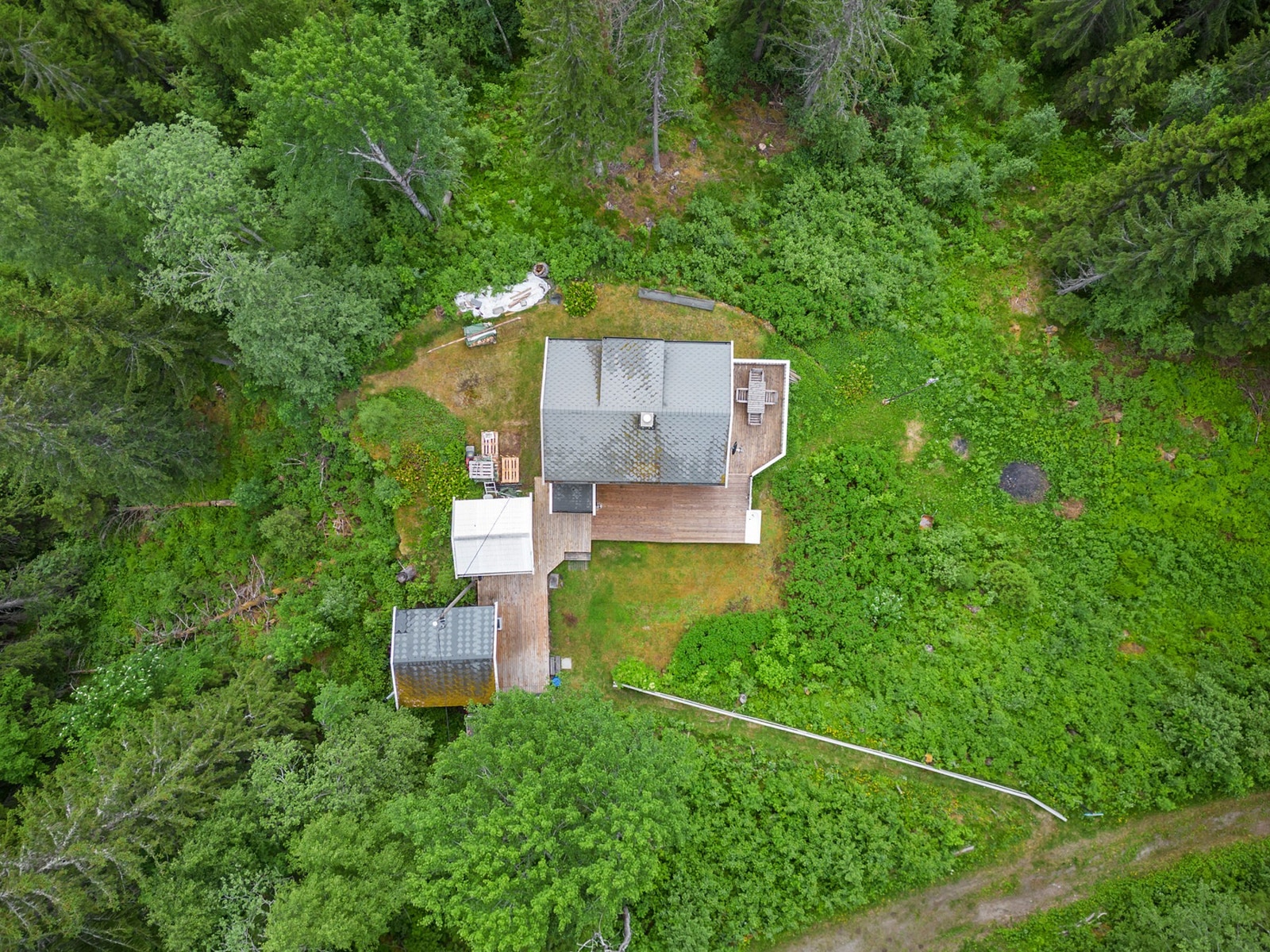 Her har du glimrende turterreng i umiddelbar nærhet med bla. oppkjørte skiløyper ca. 100 meter fra hytta om vinteren. Galleribilde