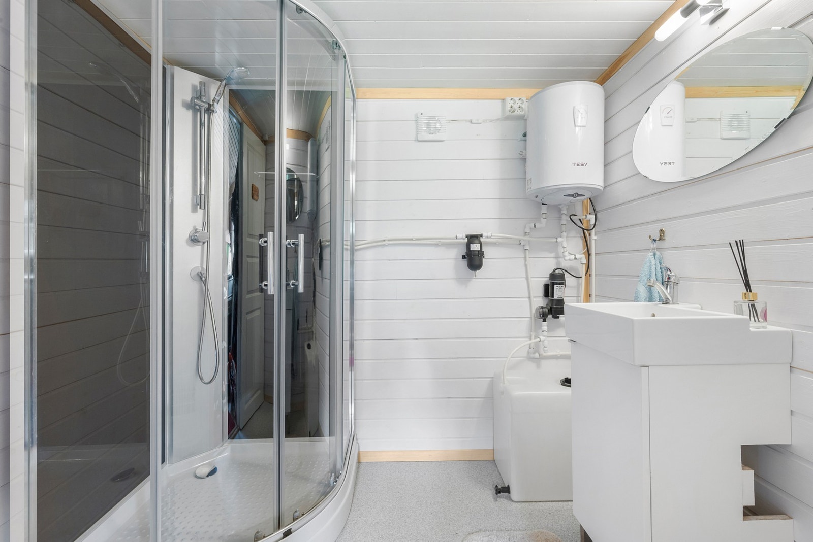 Det er utstyrt med dusj og servant. Galleribilde