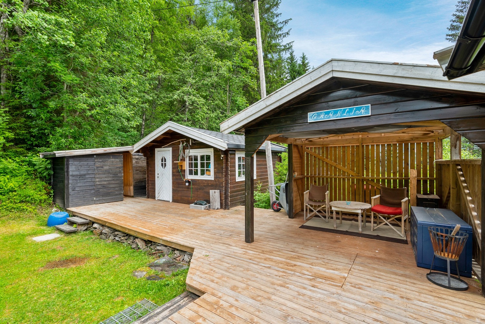 Det er et delvis overbygd uteområde på baksiden av eiendommen, Galleribilde