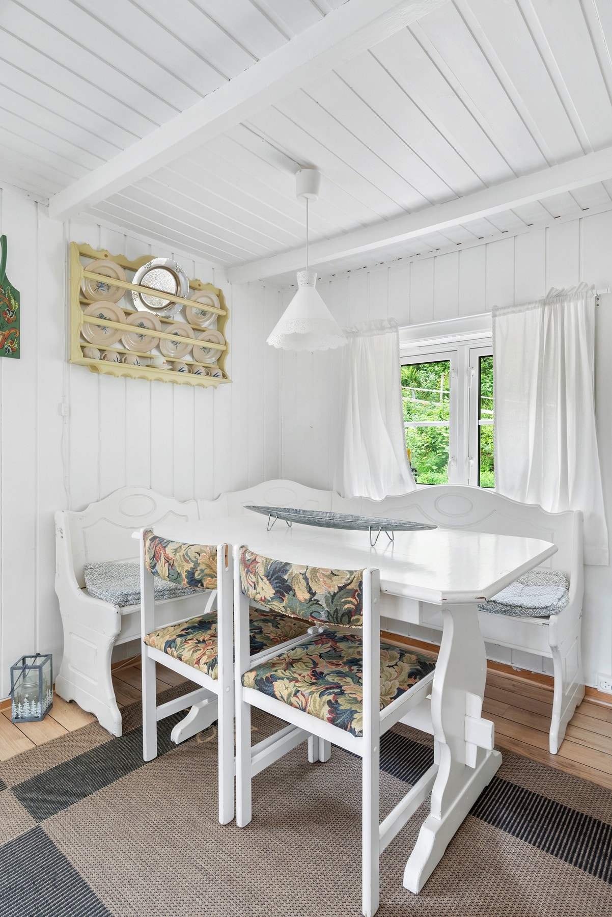 Spisestuen finner sin naturlige plassering i skillet mellom stue og kjøkken. Galleribilde