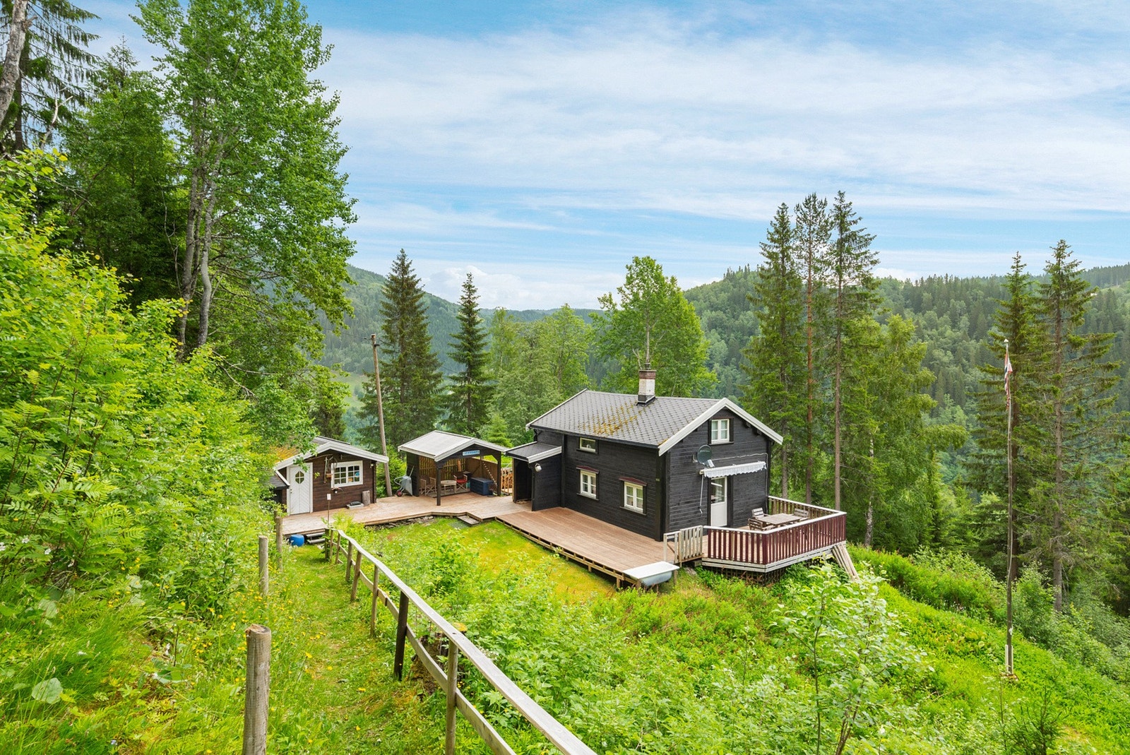 Eiendommen ligger flott til i landlige omgivelser i Kotsøy. Galleribilde