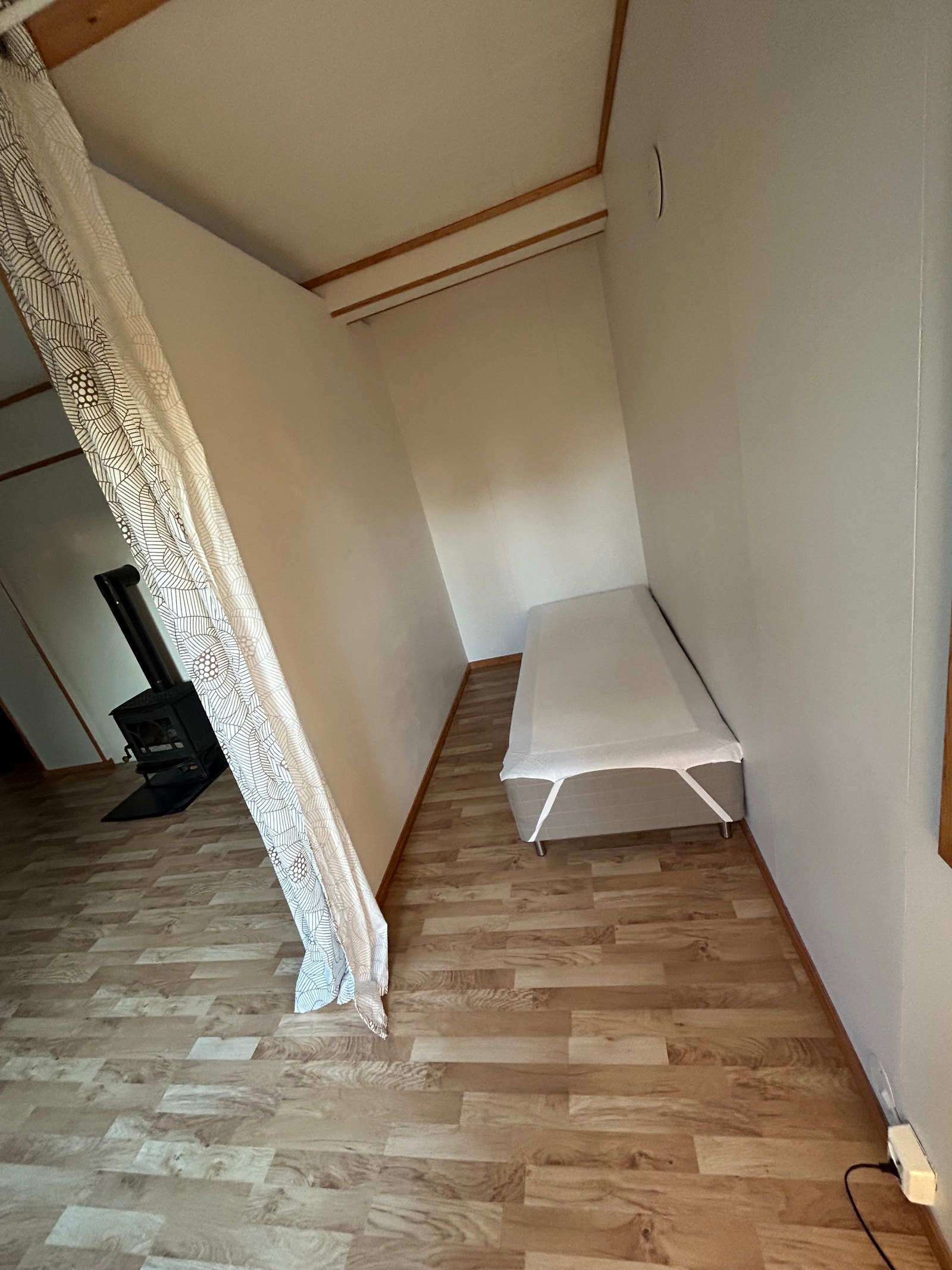 Alkove i stuen med 90 cm bred seng.
Alternativt ekstra kontor eller lekerom. Galleribilde